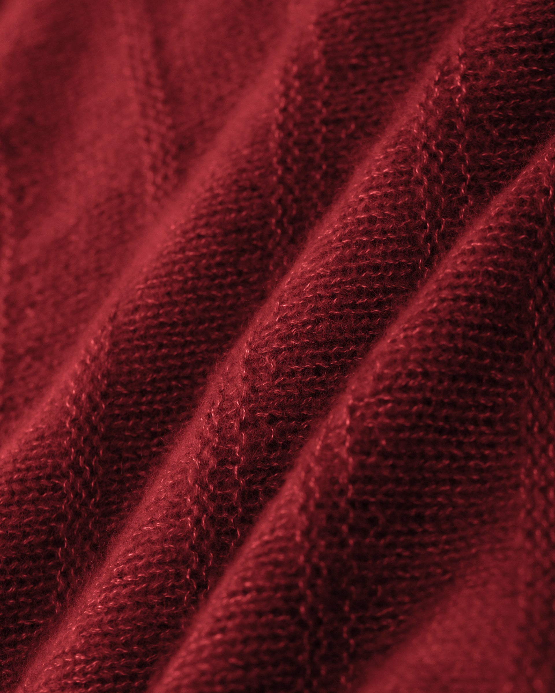 Damen Pullover aus 75 % Kaschmir und 25 % Seide in Royal Garnet – glatt und links gestrickter Pullover mit Streifenmuster in mittelschwerer Qualität und oversized Passform. Das Modell verfügt über einen Stehkragen, eine überschnittene Schulter sowie lange, schmale Ärmel und überzeugt mit einer modernen, entspannten Silhouette.
