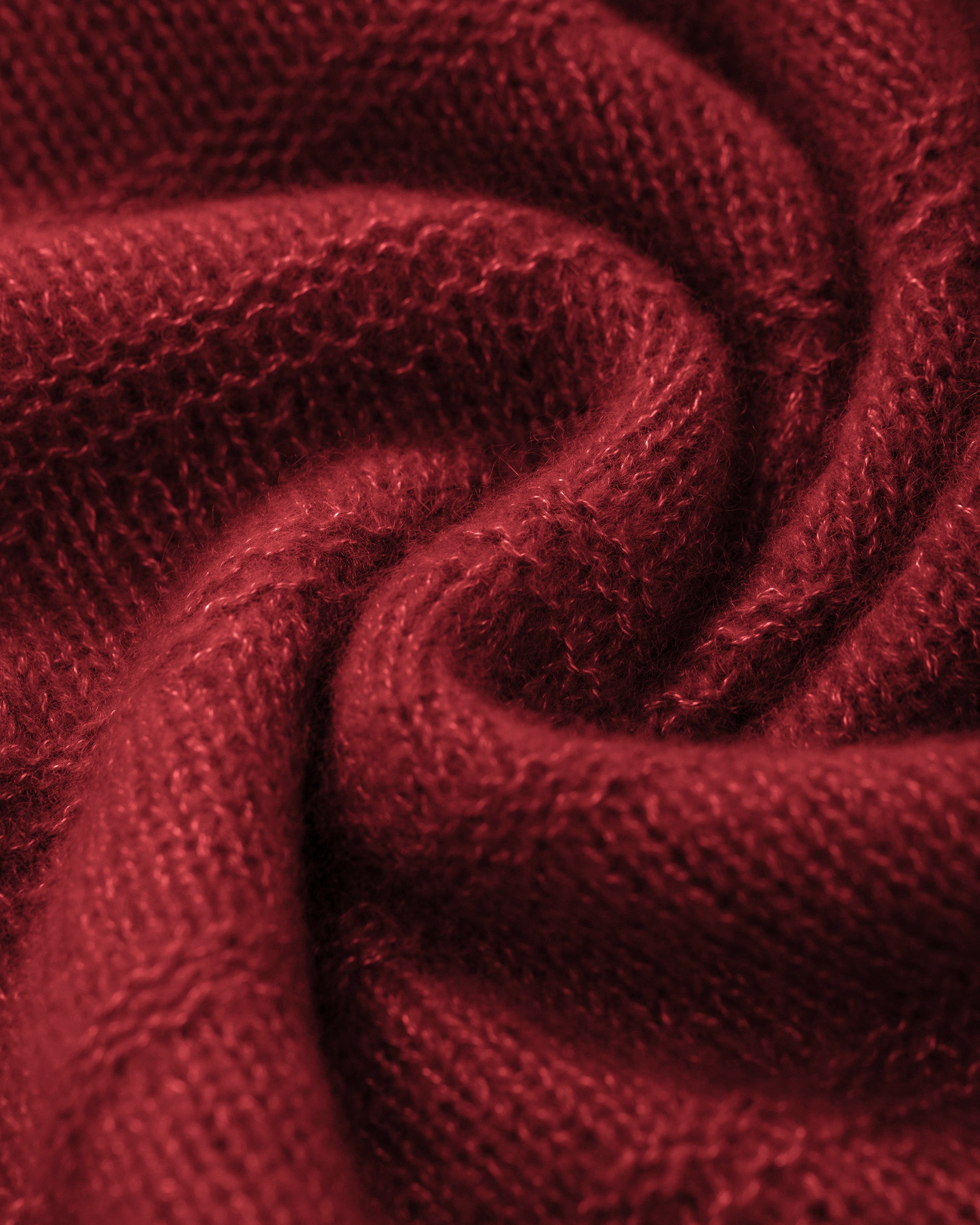 Damen Pullover aus 75 % Kaschmir und 25 % Seide in Royal Garnet – glatt und links gestrickter Pullover mit Streifenmuster in mittelschwerer Qualität und oversized Passform. Das Modell verfügt über einen Stehkragen, eine überschnittene Schulter sowie lange, schmale Ärmel und überzeugt mit einer modernen, entspannten Silhouette.

