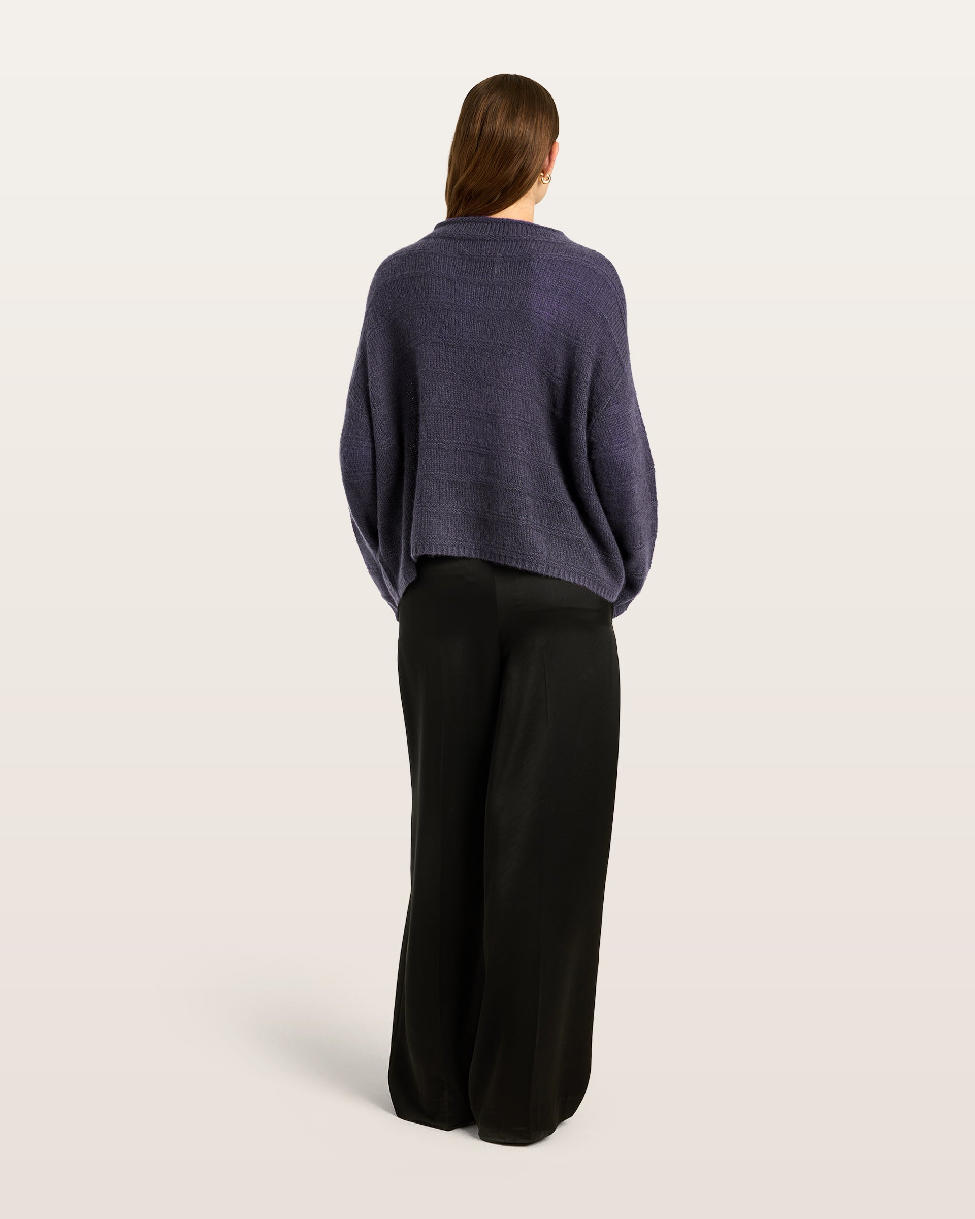 Damen Pullover aus 75 % Kaschmir und 25 % Seide in Graphite Grey – glatt und links gestrickter Pullover mit Streifenmuster in mittelschwerer Qualität und oversized Passform. Das Modell verfügt über einen Stehkragen, eine überschnittene Schulter sowie lange, schmale Ärmel und überzeugt mit einer modernen, entspannten Silhouette.