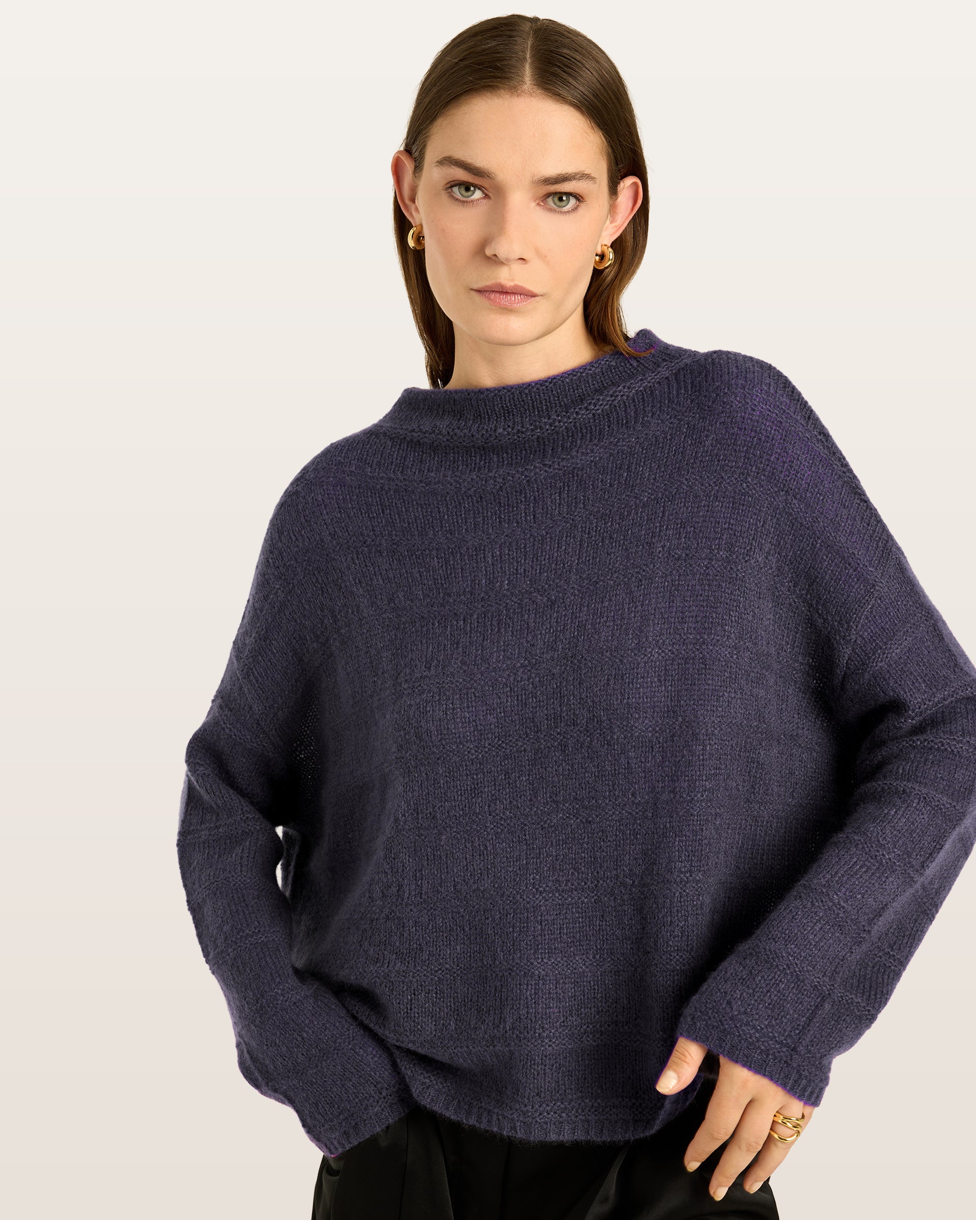 Damen Pullover aus 75 % Kaschmir und 25 % Seide in Graphite Grey – glatt und links gestrickter Pullover mit Streifenmuster in mittelschwerer Qualität und oversized Passform. Das Modell verfügt über einen Stehkragen, eine überschnittene Schulter sowie lange, schmale Ärmel und überzeugt mit einer modernen, entspannten Silhouette.