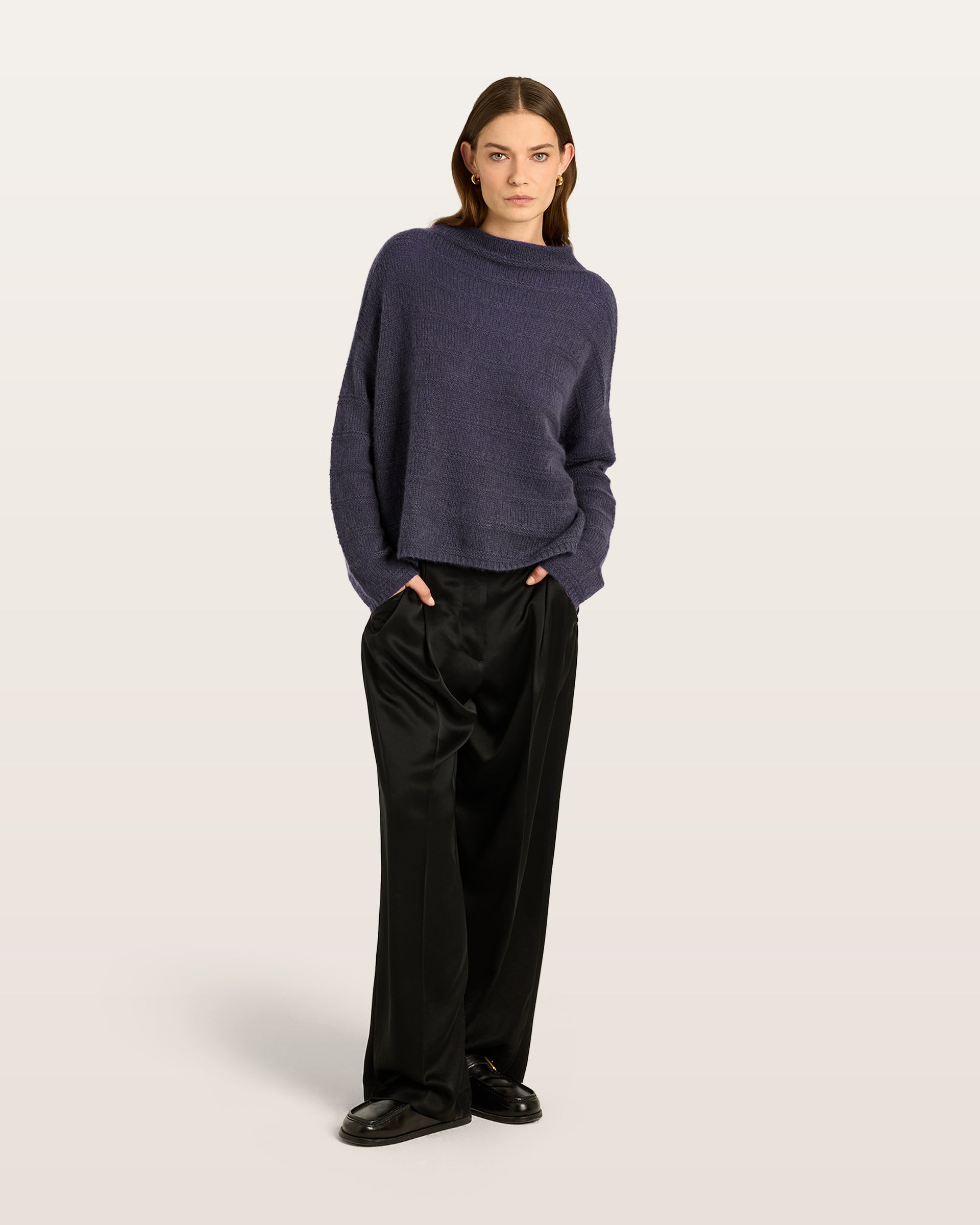 Damen Pullover aus 75 % Kaschmir und 25 % Seide in Graphite Grey – glatt und links gestrickter Pullover mit Streifenmuster in mittelschwerer Qualität und oversized Passform. Das Modell verfügt über einen Stehkragen, eine überschnittene Schulter sowie lange, schmale Ärmel und überzeugt mit einer modernen, entspannten Silhouette.