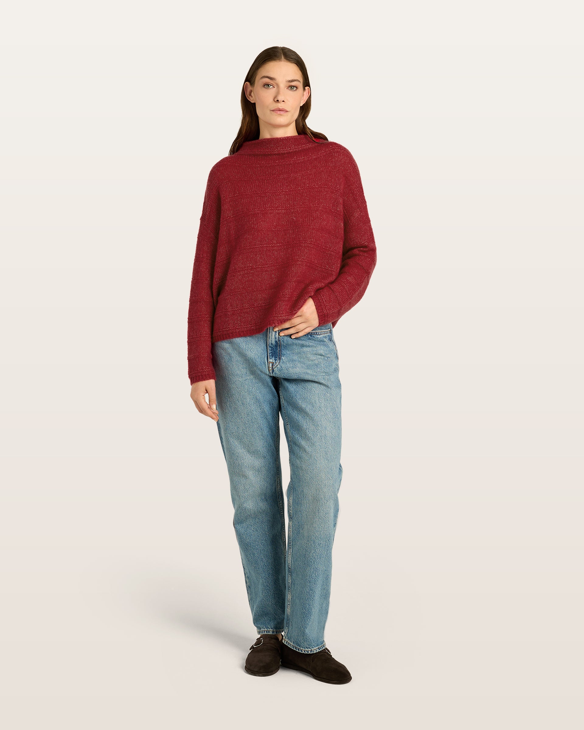 Damen Pullover aus 75 % Kaschmir und 25 % Seide in Royal Garnet – glatt und links gestrickter Pullover mit Streifenmuster in mittelschwerer Qualität und oversized Passform. Das Modell verfügt über einen Stehkragen, eine überschnittene Schulter sowie lange, schmale Ärmel und überzeugt mit einer modernen, entspannten Silhouette.
