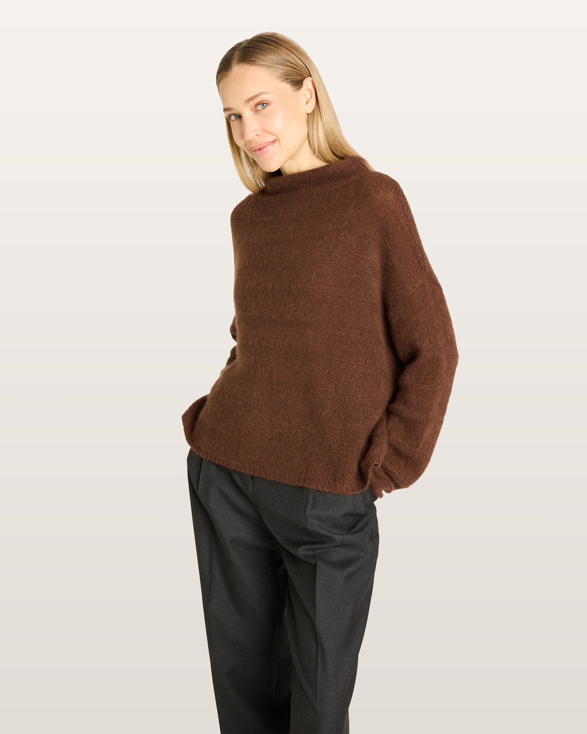 Damen Pullover aus 75 % Kaschmir und 25 % Seide in Espresso – glatt und links gestrickter Pullover mit Streifenmuster in mittelschwerer Qualität und oversized Passform. Das Modell verfügt über einen Stehkragen, eine überschnittene Schulter sowie lange, schmale Ärmel und überzeugt mit einer modernen, entspannten Silhouette.