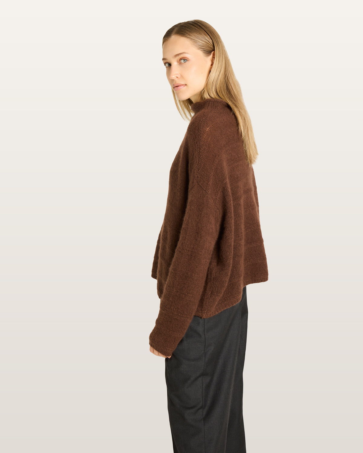 Damen Pullover aus 75 % Kaschmir und 25 % Seide in Espresso – glatt und links gestrickter Pullover mit Streifenmuster in mittelschwerer Qualität und oversized Passform. Das Modell verfügt über einen Stehkragen, eine überschnittene Schulter sowie lange, schmale Ärmel und überzeugt mit einer modernen, entspannten Silhouette.