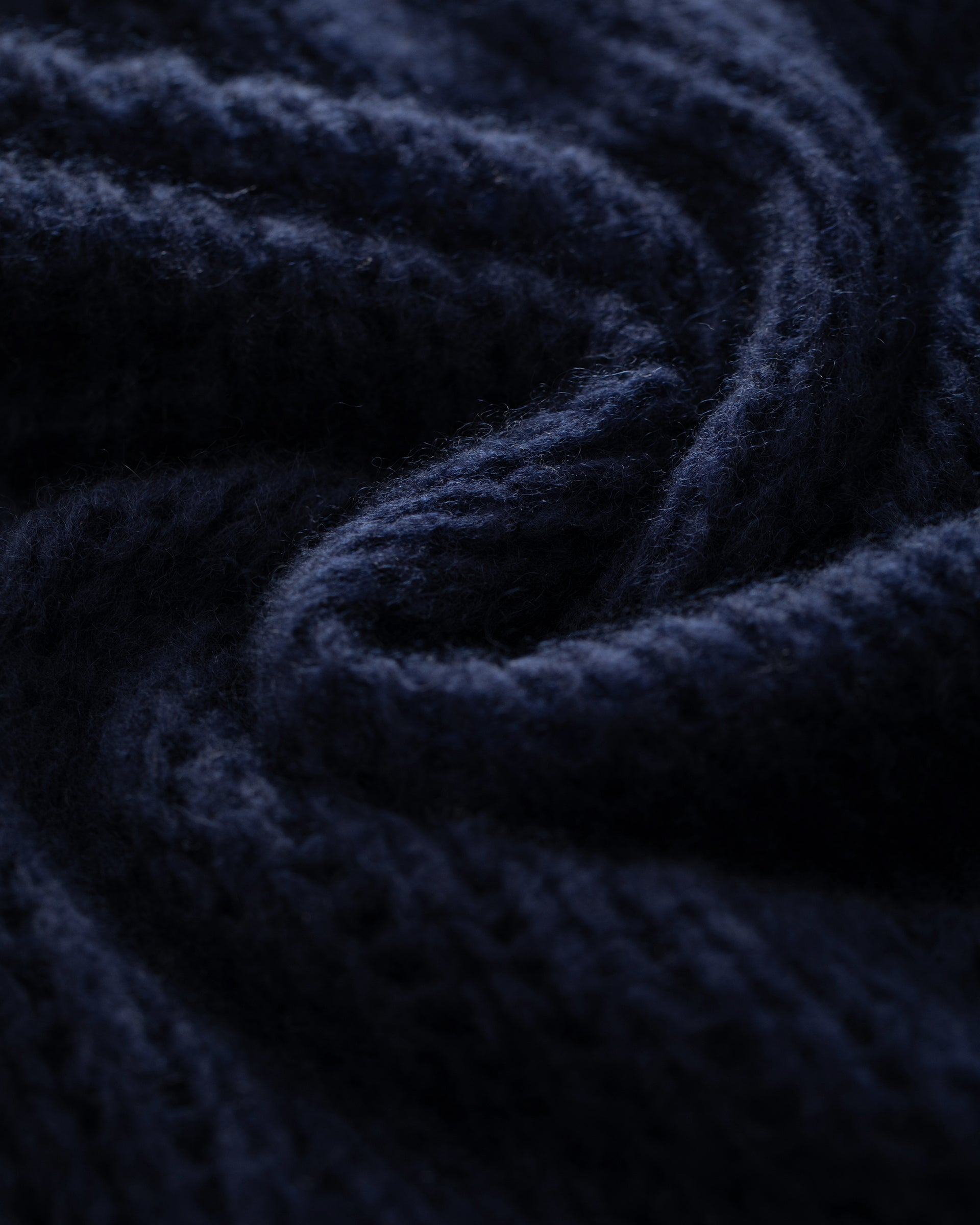 Damen Pullover in french navy (dunkelblau) aus Kaschmir-Seide – grob und locker gestrickt, transparent, oversized Passform, Rundhalsausschnitt mit Rippkragen, überschnittene Schultern, lange weite Ärmel und Rippbündchen an Ärmeln und Saum