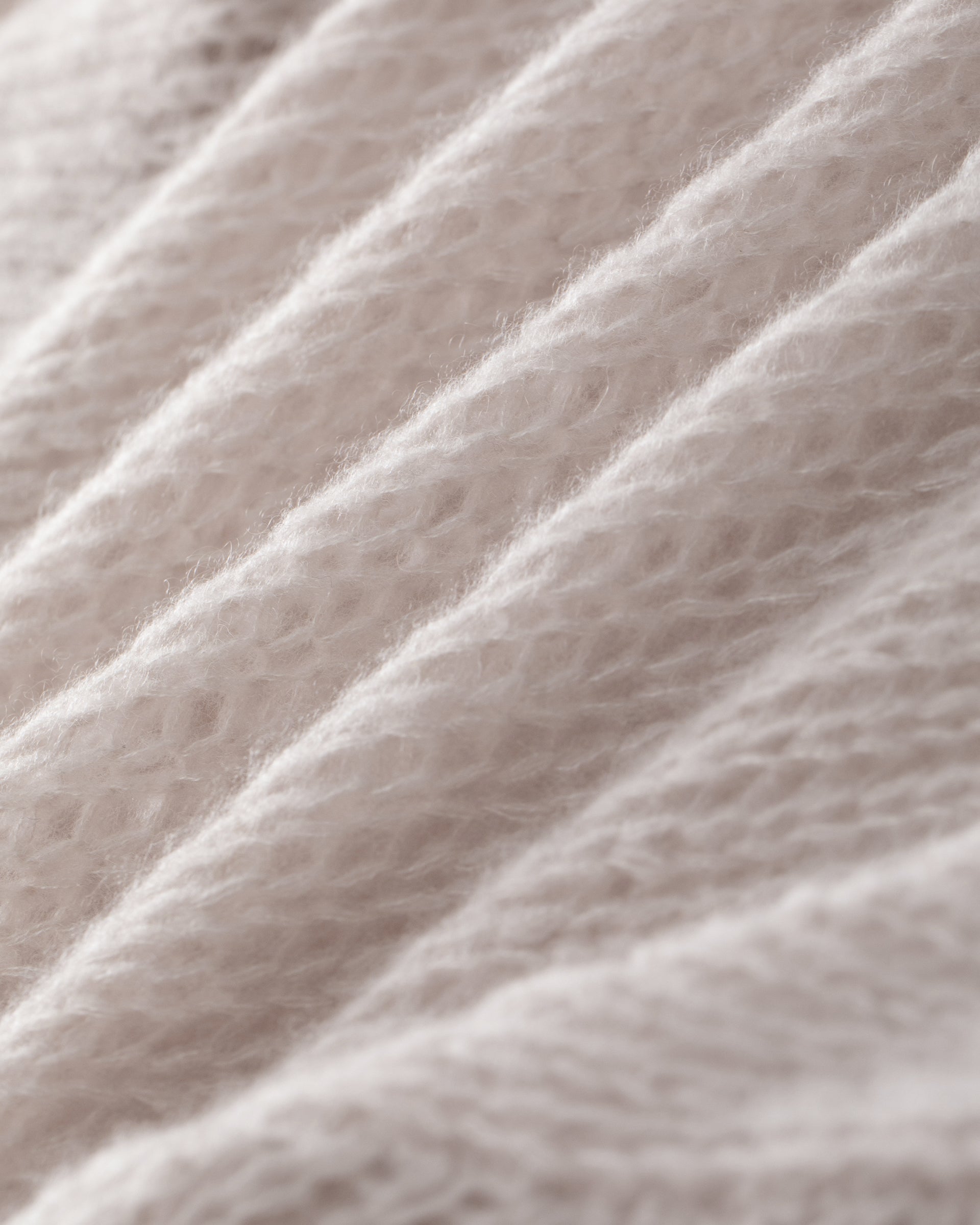 Damen Pullover in misty pink (rosa) aus Kaschmir-Seide – grob und locker gestrickt, transparent, oversized Passform, Rundhalsausschnitt mit Rippkragen, überschnittene Schultern, lange weite Ärmel und Rippbündchen an Ärmeln und Saum