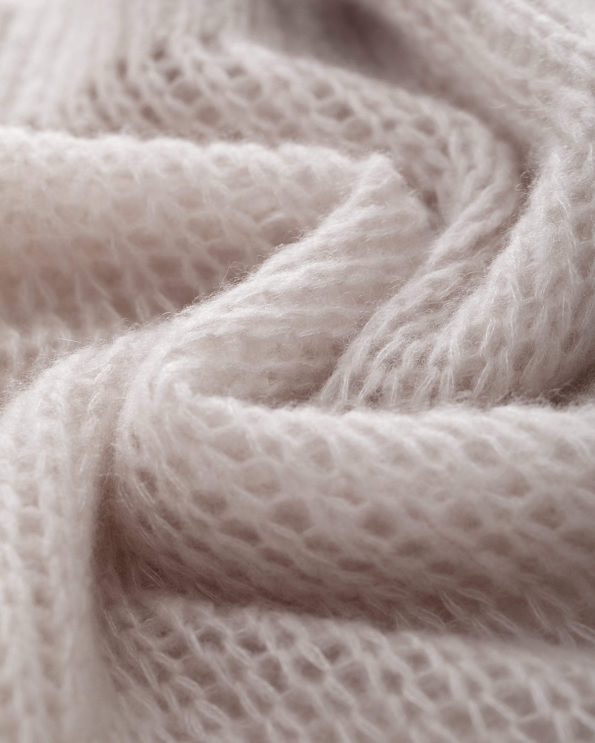 Damen Pullover in misty pink (rosa) aus Kaschmir-Seide – grob und locker gestrickt, transparent, oversized Passform, Rundhalsausschnitt mit Rippkragen, überschnittene Schultern, lange weite Ärmel und Rippbündchen an Ärmeln und Saum