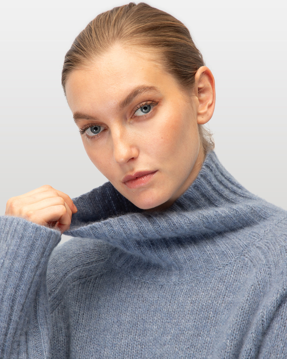 Damen Pullover aus 75 % Kaschmir und 25 % Seide in Boro – glatt gestrickter Pullover in mittelschwerer Qualität mit langer, relaxter Passform, die zum Saum hin leicht ausgestellt ist. Das Modell verfügt über einen Stehkragen in Rippstruktur, Raglanschultern sowie lange, schmale Ärmel. Hohe Ärmelbündchen und der Saum sind in Rippstruktur gearbeitet und verleihen dem Pullover eine moderne, elegante Silhouette.
