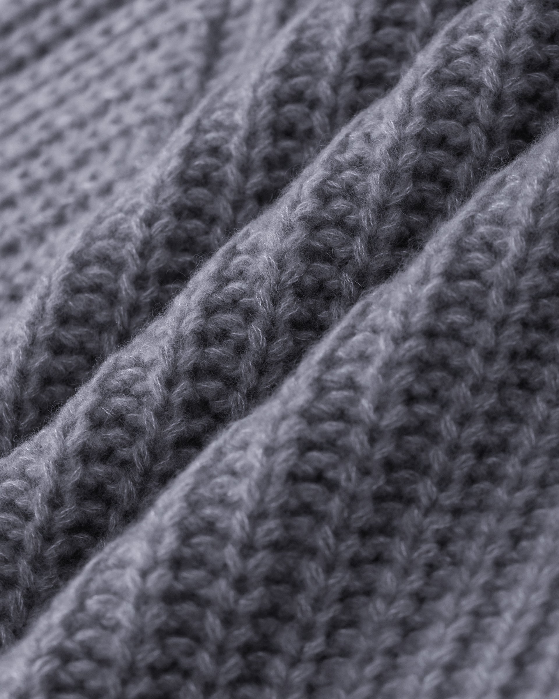 Damen Cardigan aus 75 % Kaschmir und 25 % Seide in Blue Mirage – im Halbpatent-Strickmuster gearbeiteter Cardigan in grober Strickqualität mit oversized Passform in kurzer, weiter Silhouette. Das Modell verfügt über eine überschnittene Schulter, lange, weite Ärmel sowie einen einzelnen Knopf aus waschbarem Leder als Verschlussdetail.

