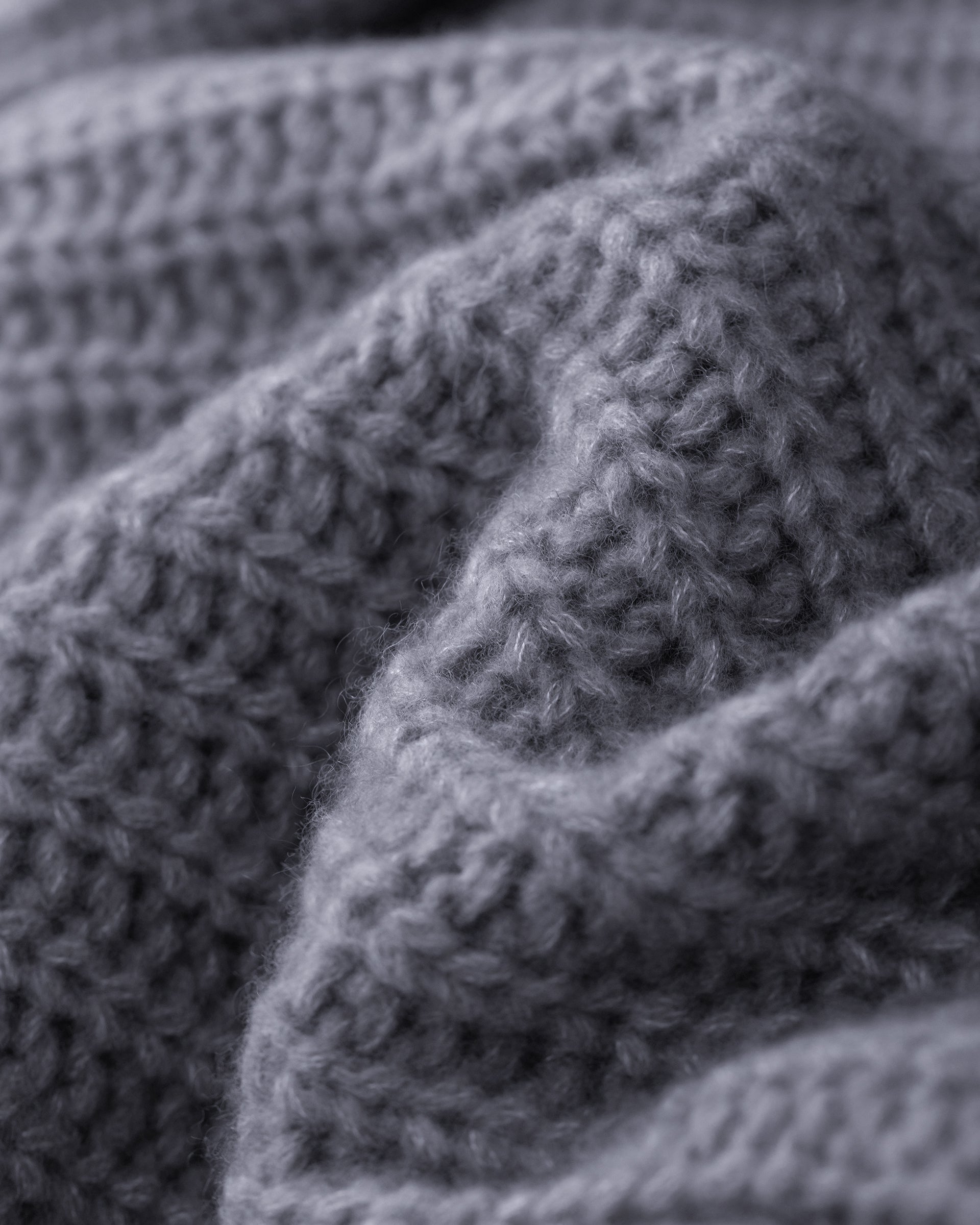 Damen Cardigan aus 75 % Kaschmir und 25 % Seide in Blue Mirage – im Halbpatent-Strickmuster gearbeiteter Cardigan in grober Strickqualität mit oversized Passform in kurzer, weiter Silhouette. Das Modell verfügt über eine überschnittene Schulter, lange, weite Ärmel sowie einen einzelnen Knopf aus waschbarem Leder als Verschlussdetail.
