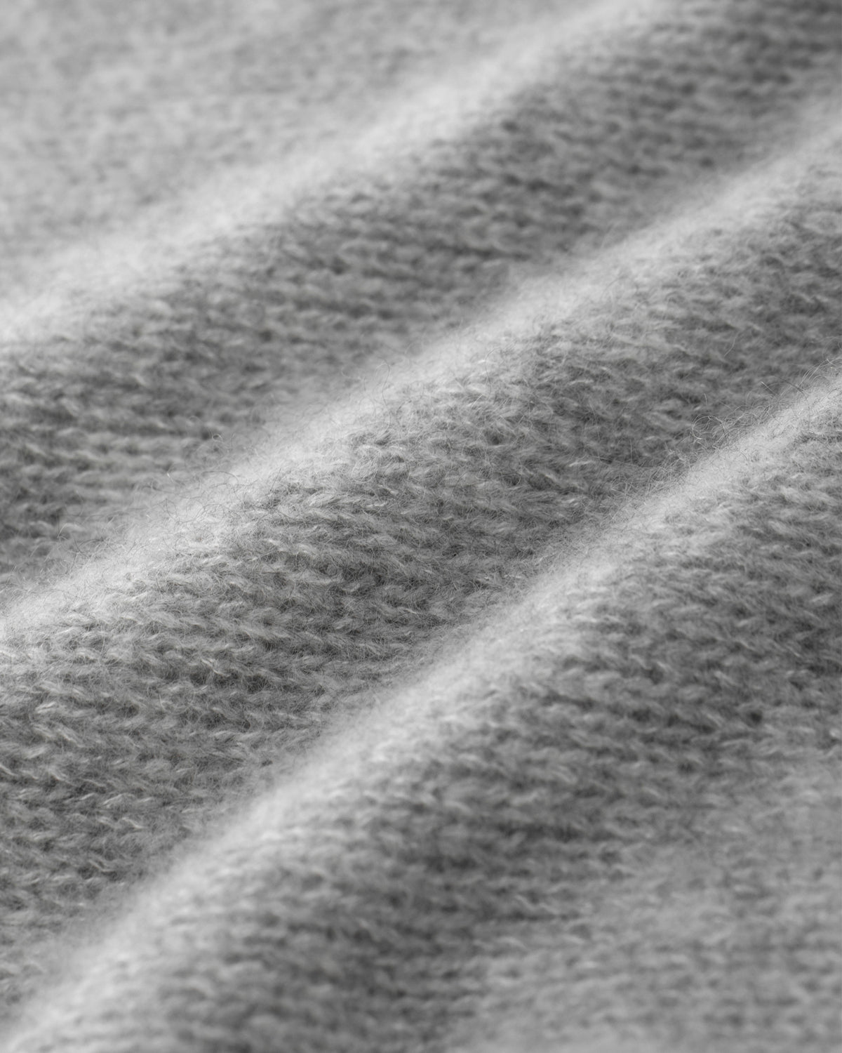 Damen Pullover aus 75 % Kaschmir und 25 % Seide in Husky  – glatt und locker gestrickter Pullover in mittelschwerer Qualität mit locker fallender Passform, Rundhalsausschnitt mit breitem Kragen in Rippstruktur, Raglanärmeln sowie langen, relaxten Ärmeln. Saum und Ärmelbündchen sind in Rippstruktur gearbeitet. Schlitze an den Seiten verleihen dem Modell eine moderne, lässige Silhouette.