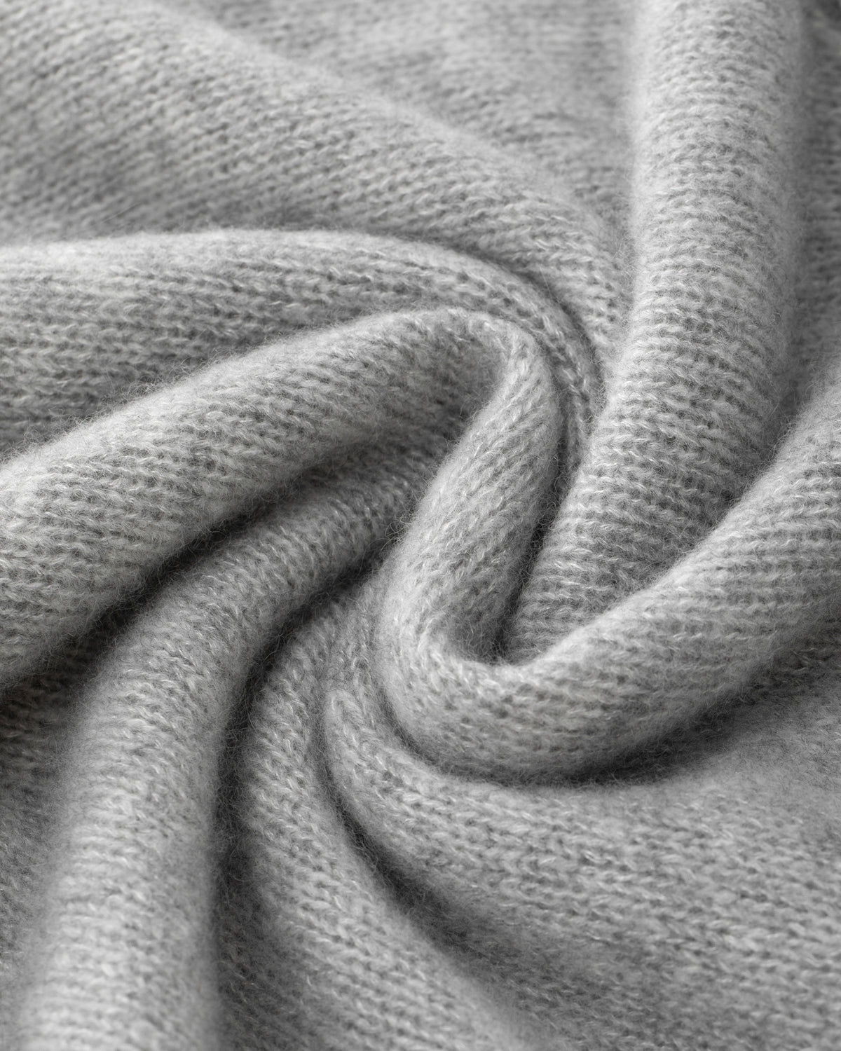 Damen Pullover aus 75 % Kaschmir und 25 % Seide in Husky  – glatt und locker gestrickter Pullover in mittelschwerer Qualität mit locker fallender Passform, Rundhalsausschnitt mit breitem Kragen in Rippstruktur, Raglanärmeln sowie langen, relaxten Ärmeln. Saum und Ärmelbündchen sind in Rippstruktur gearbeitet. Schlitze an den Seiten verleihen dem Modell eine moderne, lässige Silhouette.