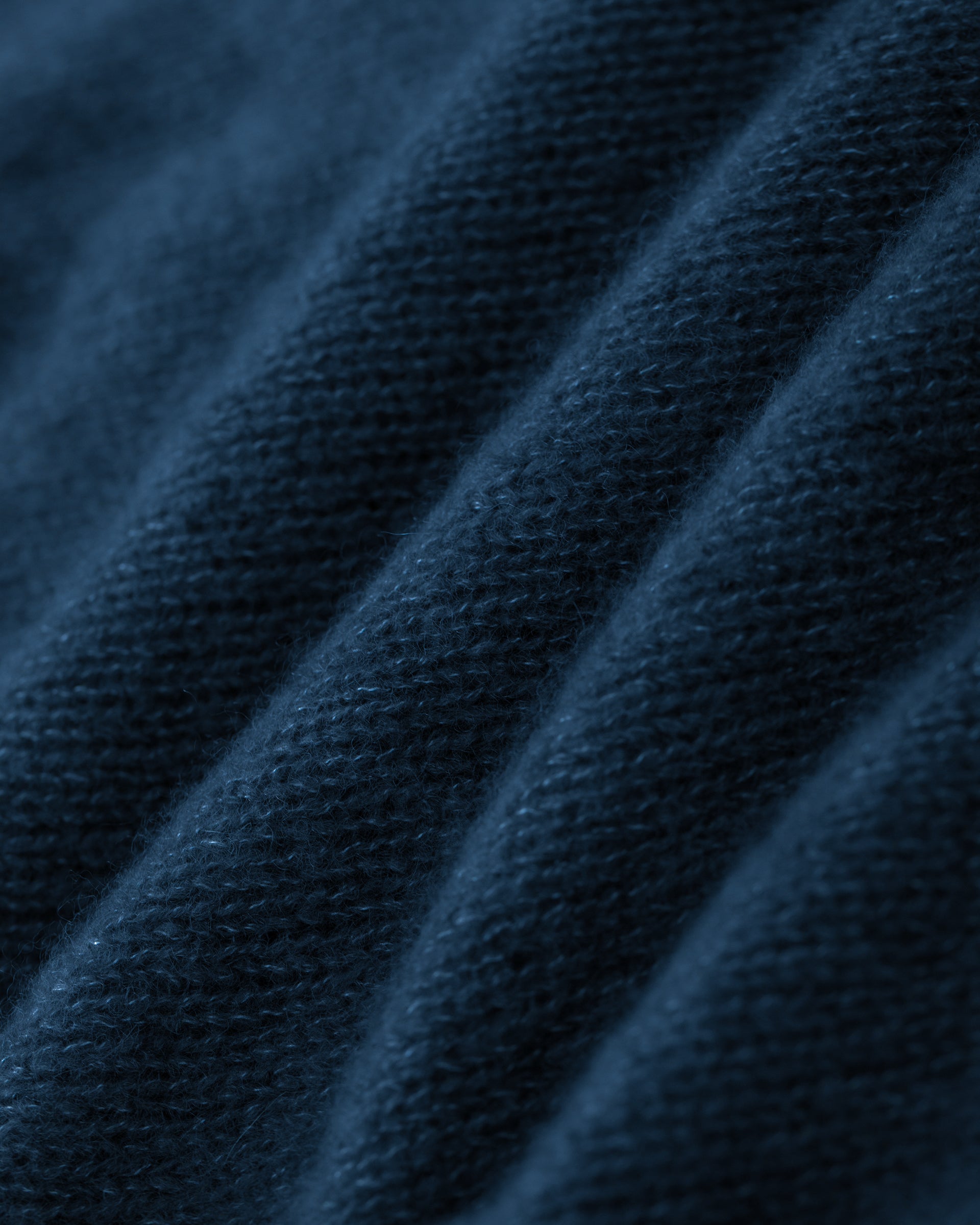 Damen Pullover aus 75 % Kaschmir und 25 % Seide in Midnight Teal  – glatt und locker gestrickter Pullover in mittelschwerer Qualität mit locker fallender Passform, Rundhalsausschnitt mit breitem Kragen in Rippstruktur, Raglanärmeln sowie langen, relaxten Ärmeln. Saum und Ärmelbündchen sind in Rippstruktur gearbeitet. Schlitze an den Seiten verleihen dem Modell eine moderne, lässige Silhouette.