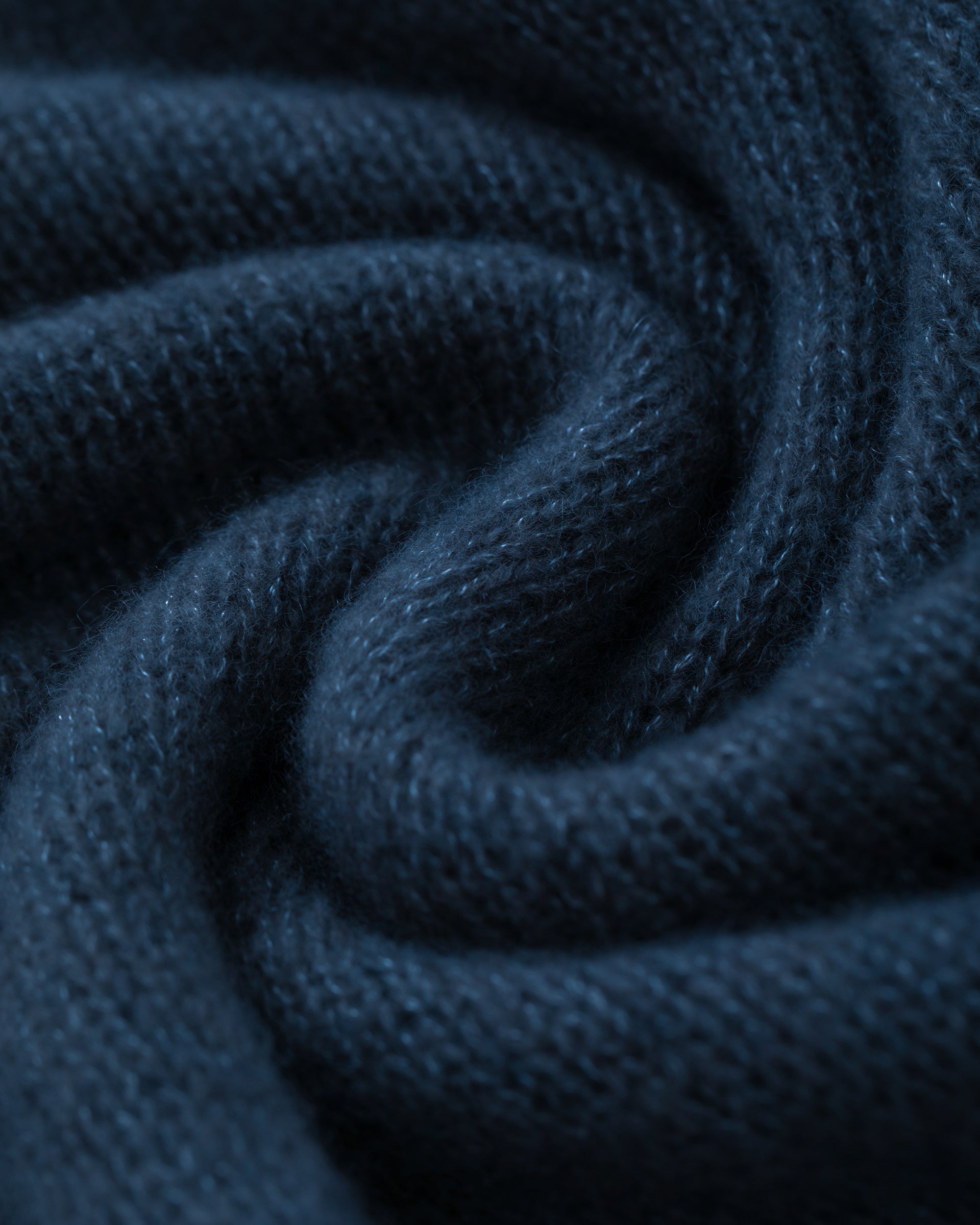 Damen Pullover aus 75 % Kaschmir und 25 % Seide in Midnight Teal  – glatt und locker gestrickter Pullover in mittelschwerer Qualität mit locker fallender Passform, Rundhalsausschnitt mit breitem Kragen in Rippstruktur, Raglanärmeln sowie langen, relaxten Ärmeln. Saum und Ärmelbündchen sind in Rippstruktur gearbeitet. Schlitze an den Seiten verleihen dem Modell eine moderne, lässige Silhouette.
