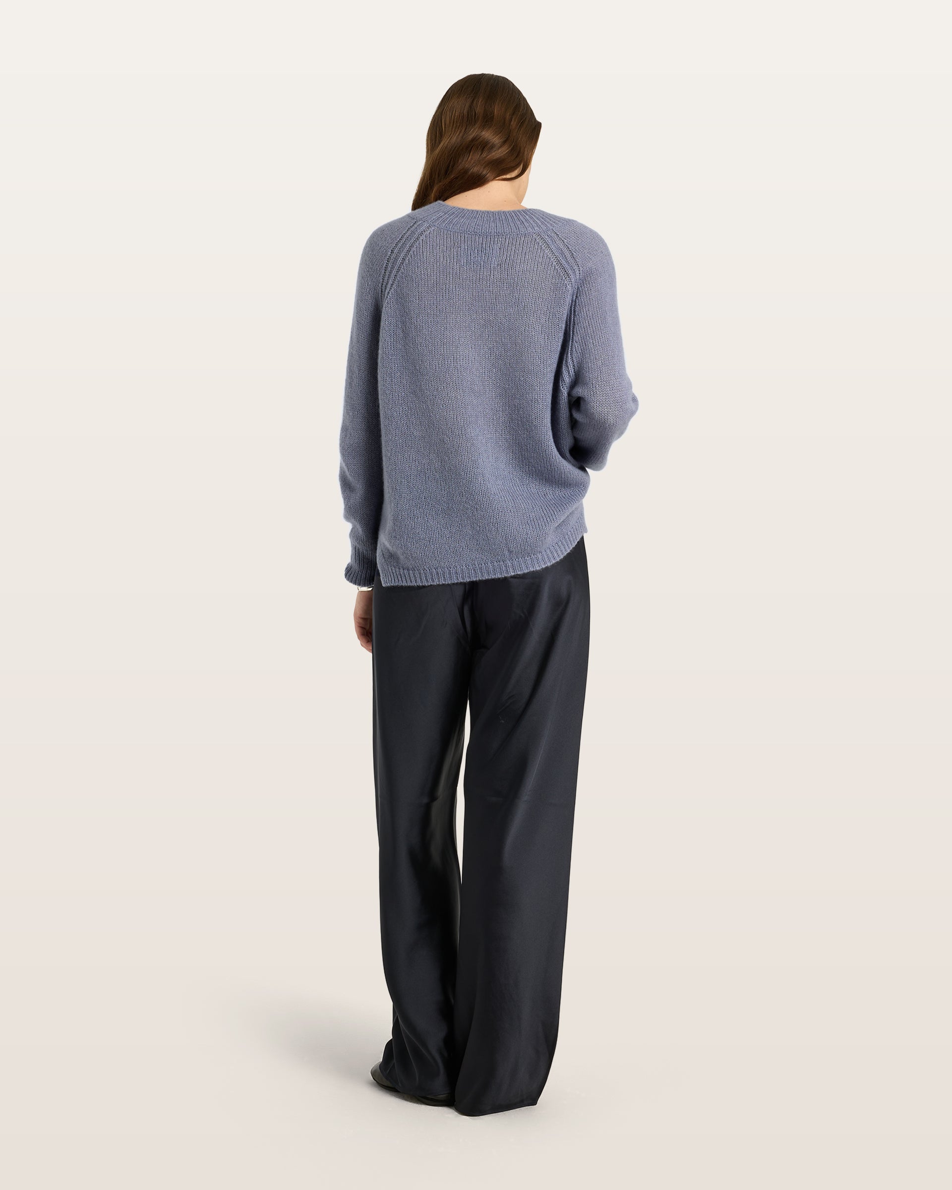 Damen Pullover aus 75 % Kaschmir und 25 % Seide in Blue Mirage – glatt und locker gestrickter Pullover in mittelschwerer Qualität mit locker fallender Passform, Rundhalsausschnitt mit breitem Kragen in Rippstruktur, Raglanärmeln sowie langen, relaxten Ärmeln. Saum und Ärmelbündchen sind in Rippstruktur gearbeitet. Schlitze an den Seiten verleihen dem Modell eine moderne, lässige Silhouette.
