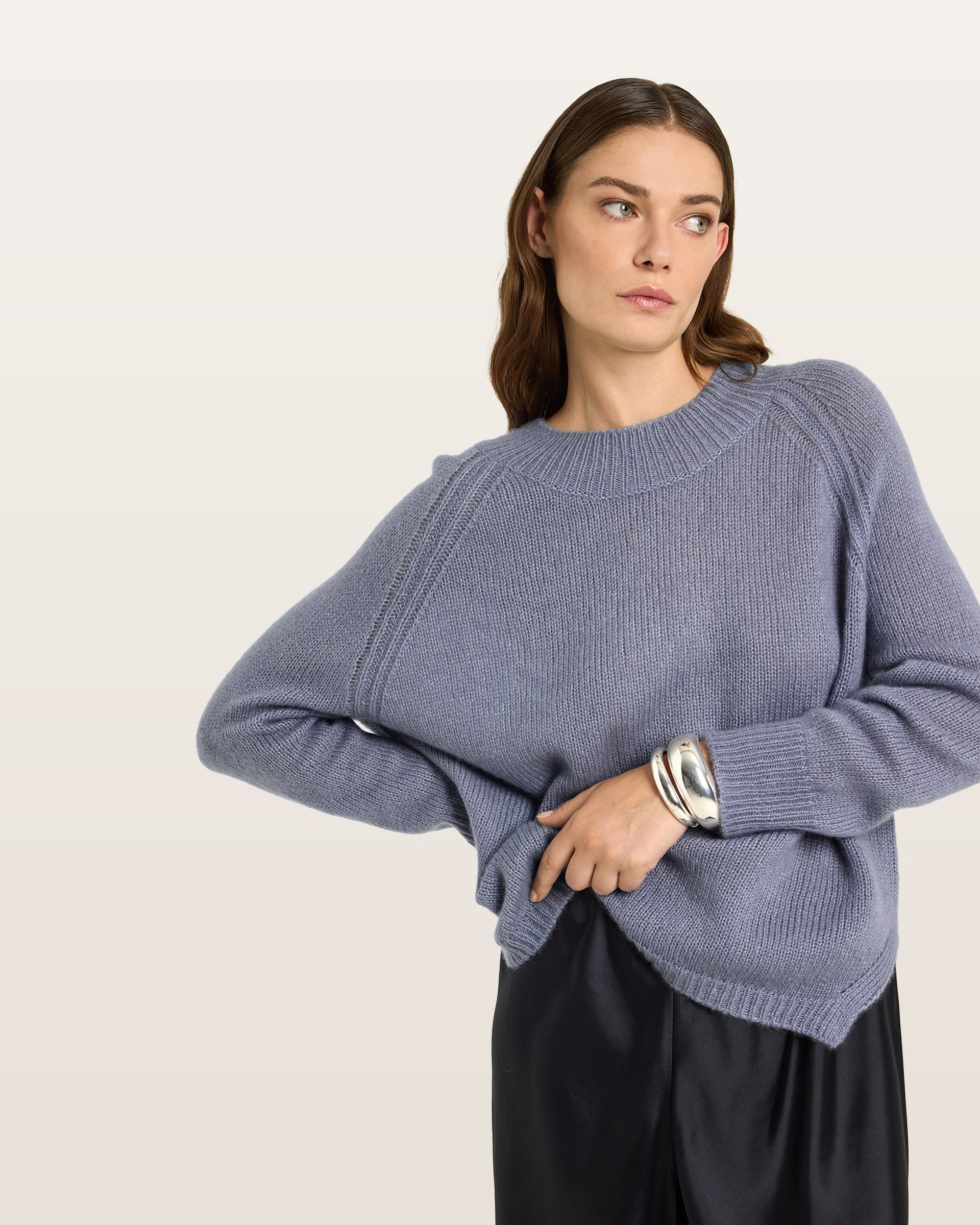 Damen Pullover aus 75 % Kaschmir und 25 % Seide in Blue Mirage – glatt und locker gestrickter Pullover in mittelschwerer Qualität mit locker fallender Passform, Rundhalsausschnitt mit breitem Kragen in Rippstruktur, Raglanärmeln sowie langen, relaxten Ärmeln. Saum und Ärmelbündchen sind in Rippstruktur gearbeitet. Schlitze an den Seiten verleihen dem Modell eine moderne, lässige Silhouette.
