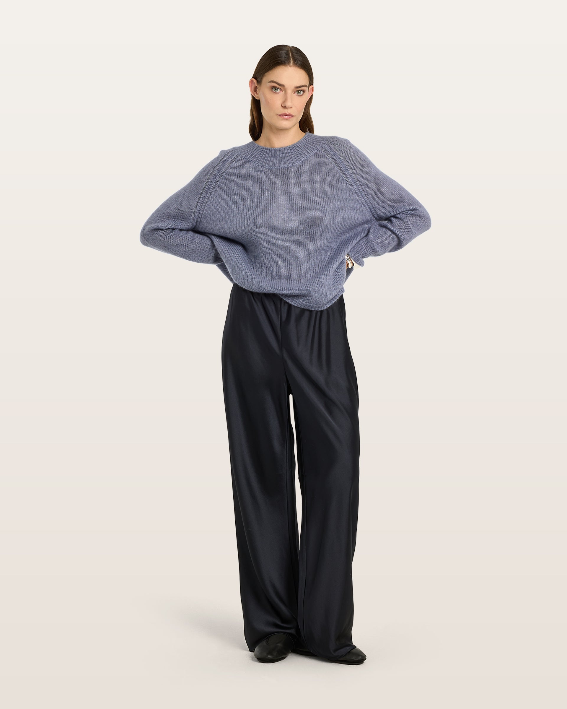 Damen Pullover aus 75 % Kaschmir und 25 % Seide in Blue Mirage – glatt und locker gestrickter Pullover in mittelschwerer Qualität mit locker fallender Passform, Rundhalsausschnitt mit breitem Kragen in Rippstruktur, Raglanärmeln sowie langen, relaxten Ärmeln. Saum und Ärmelbündchen sind in Rippstruktur gearbeitet. Schlitze an den Seiten verleihen dem Modell eine moderne, lässige Silhouette.
