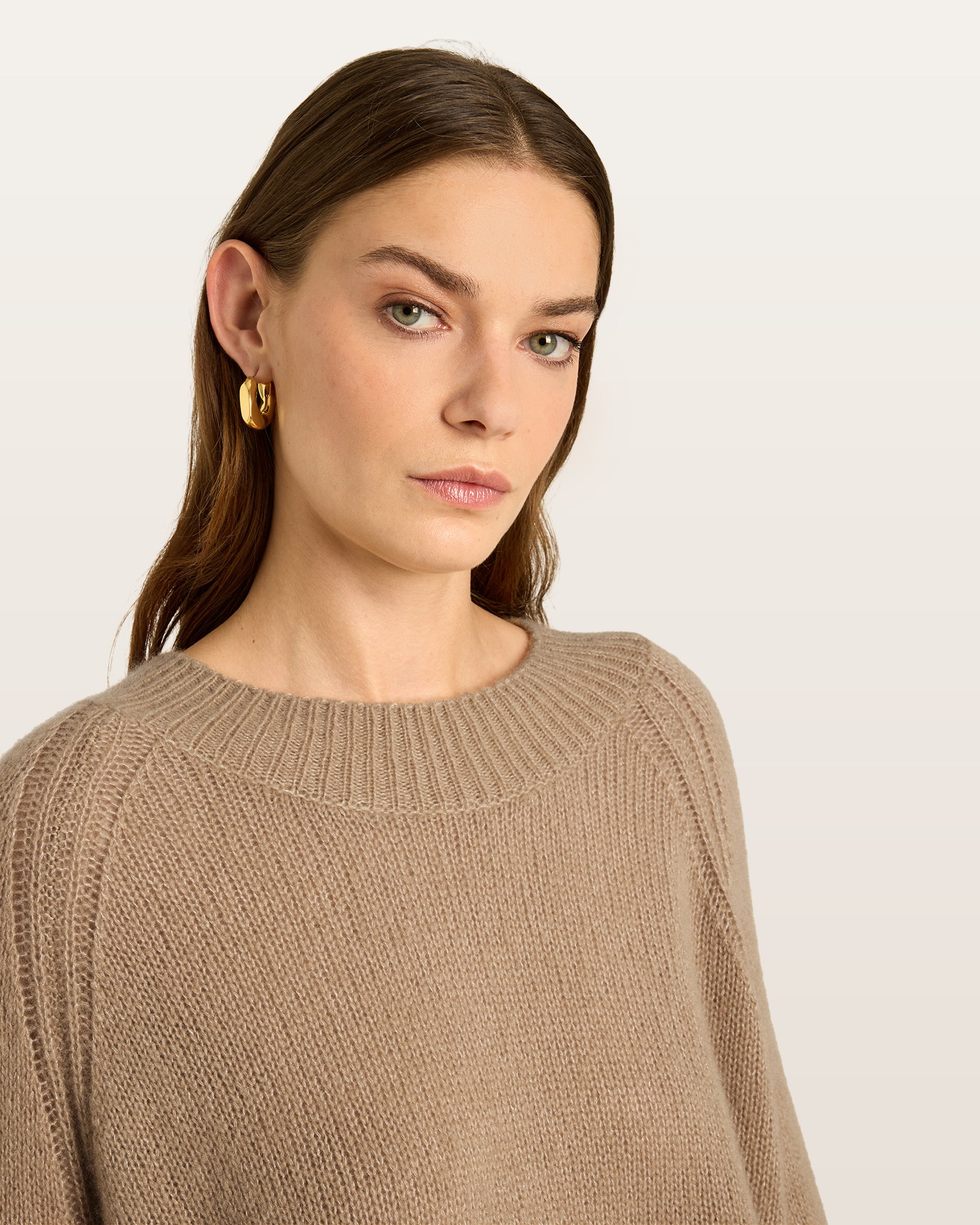 Damen Pullover aus 75 % Kaschmir und 25 % Seide in Warm Sand  – glatt und locker gestrickter Pullover in mittelschwerer Qualität mit locker fallender Passform, Rundhalsausschnitt mit breitem Kragen in Rippstruktur, Raglanärmeln sowie langen, relaxten Ärmeln. Saum und Ärmelbündchen sind in Rippstruktur gearbeitet. Schlitze an den Seiten verleihen dem Modell eine moderne, lässige Silhouette.
