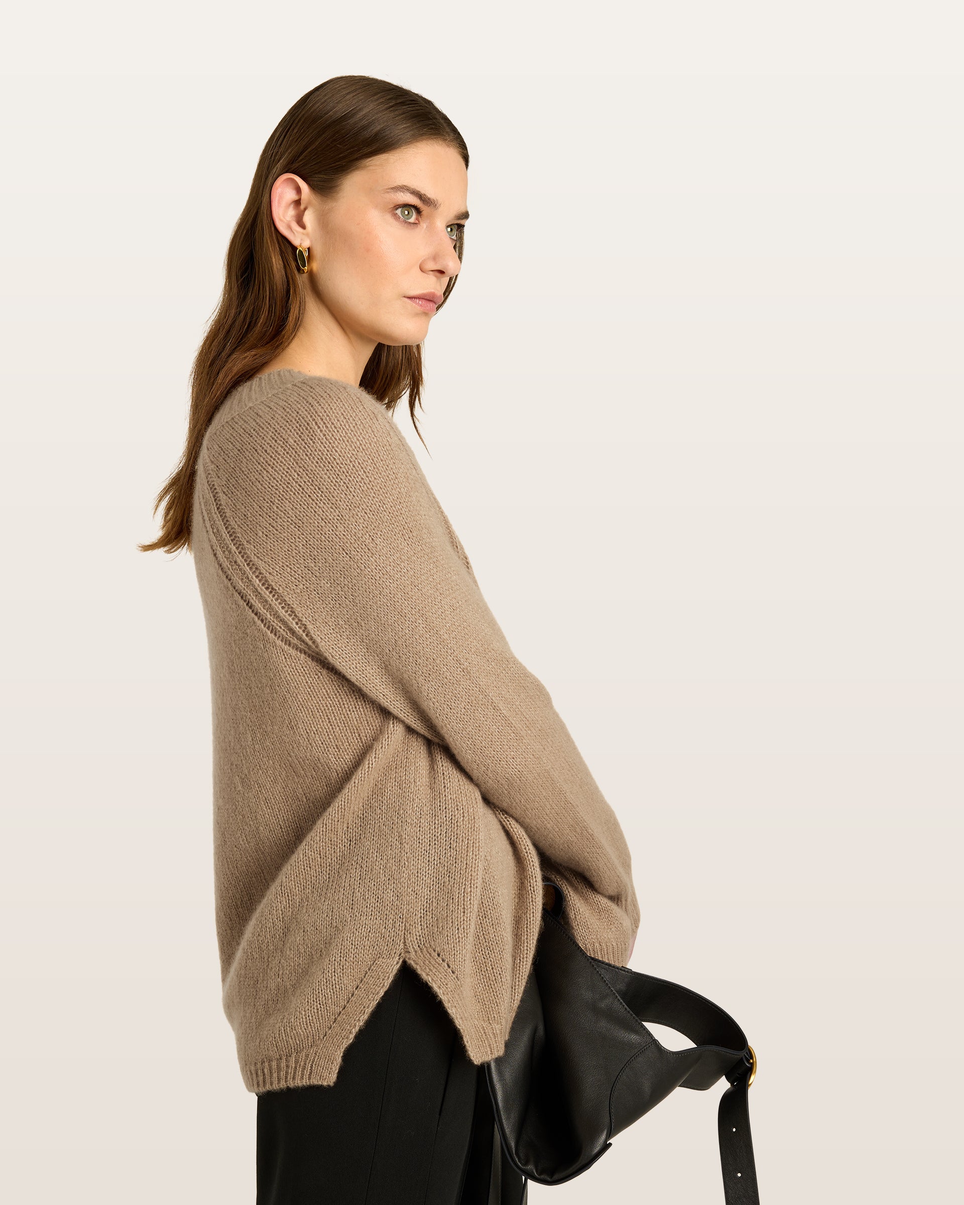 Damen Pullover aus 75 % Kaschmir und 25 % Seide in Warm Sand  – glatt und locker gestrickter Pullover in mittelschwerer Qualität mit locker fallender Passform, Rundhalsausschnitt mit breitem Kragen in Rippstruktur, Raglanärmeln sowie langen, relaxten Ärmeln. Saum und Ärmelbündchen sind in Rippstruktur gearbeitet. Schlitze an den Seiten verleihen dem Modell eine moderne, lässige Silhouette.
