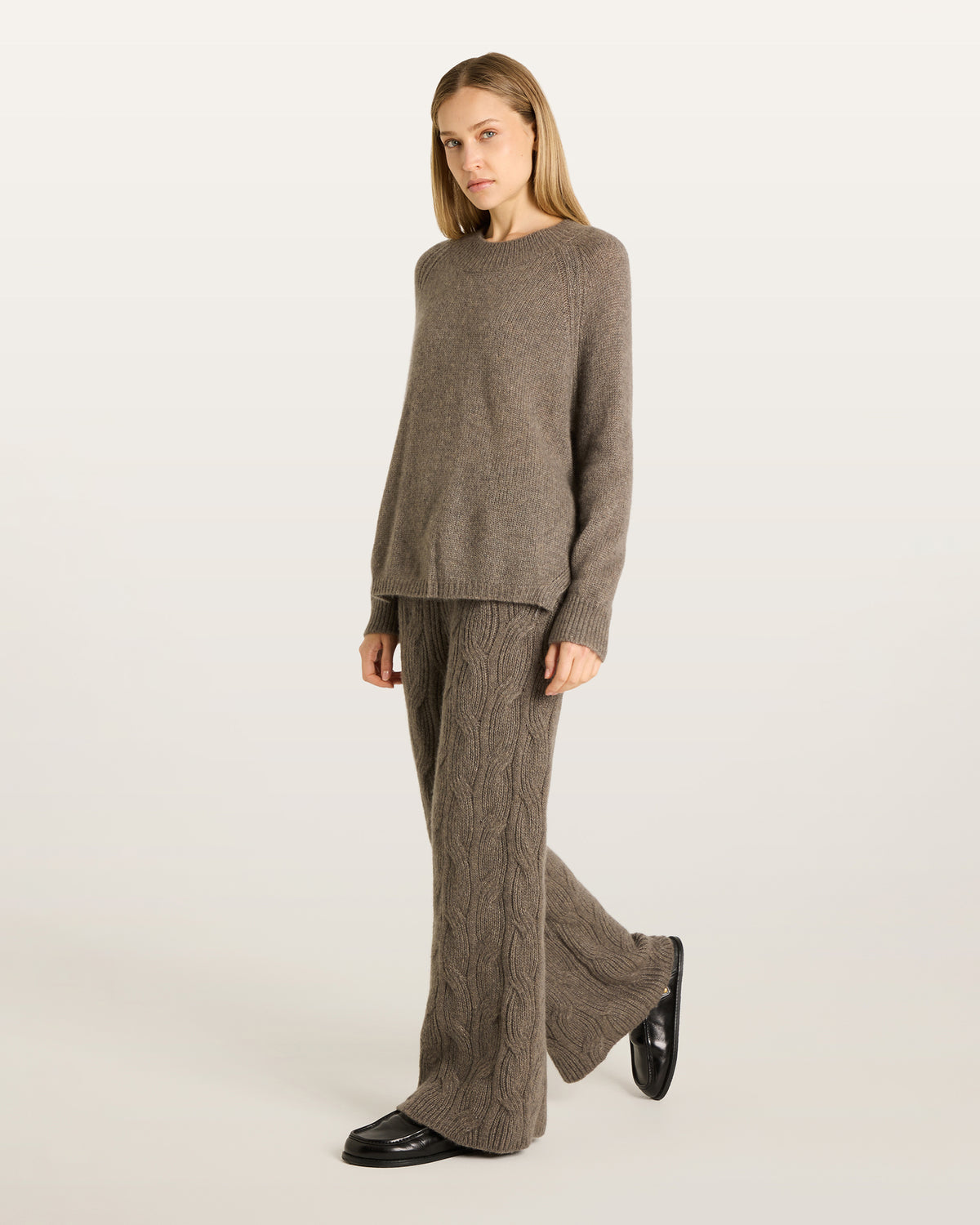 Damen Pullover aus 75 % Kaschmir und 25 % Seide in Earth  – glatt und locker gestrickter Pullover in mittelschwerer Qualität mit locker fallender Passform, Rundhalsausschnitt mit breitem Kragen in Rippstruktur, Raglanärmeln sowie langen, relaxten Ärmeln. Saum und Ärmelbündchen sind in Rippstruktur gearbeitet. Schlitze an den Seiten verleihen dem Modell eine moderne, lässige Silhouette.
