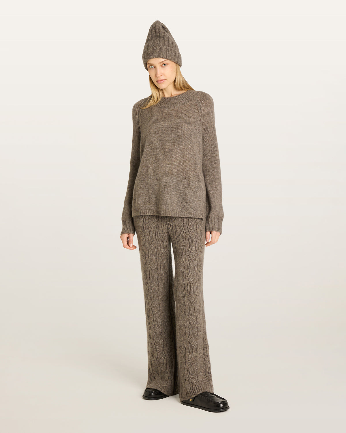 Damen Pullover aus 75 % Kaschmir und 25 % Seide in Earth  – glatt und locker gestrickter Pullover in mittelschwerer Qualität mit locker fallender Passform, Rundhalsausschnitt mit breitem Kragen in Rippstruktur, Raglanärmeln sowie langen, relaxten Ärmeln. Saum und Ärmelbündchen sind in Rippstruktur gearbeitet. Schlitze an den Seiten verleihen dem Modell eine moderne, lässige Silhouette.
