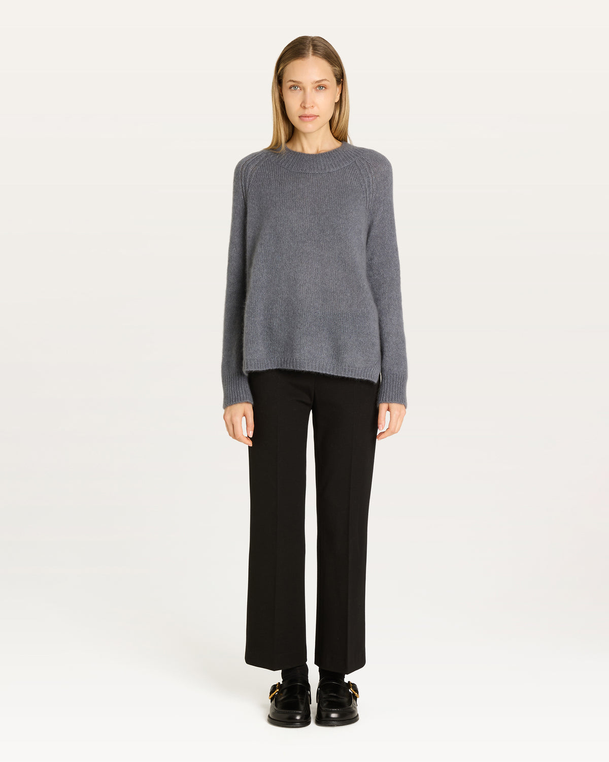 Damen Pullover aus 75 % Kaschmir und 25 % Seide in Storm  – glatt und locker gestrickter Pullover in mittelschwerer Qualität mit locker fallender Passform, Rundhalsausschnitt mit breitem Kragen in Rippstruktur, Raglanärmeln sowie langen, relaxten Ärmeln. Saum und Ärmelbündchen sind in Rippstruktur gearbeitet. Schlitze an den Seiten verleihen dem Modell eine moderne, lässige Silhouette.
