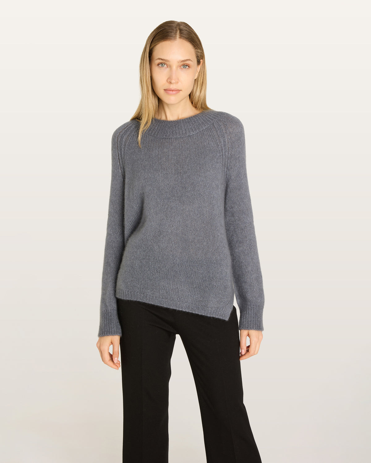 Damen Pullover aus 75 % Kaschmir und 25 % Seide in Storm  – glatt und locker gestrickter Pullover in mittelschwerer Qualität mit locker fallender Passform, Rundhalsausschnitt mit breitem Kragen in Rippstruktur, Raglanärmeln sowie langen, relaxten Ärmeln. Saum und Ärmelbündchen sind in Rippstruktur gearbeitet. Schlitze an den Seiten verleihen dem Modell eine moderne, lässige Silhouette.

