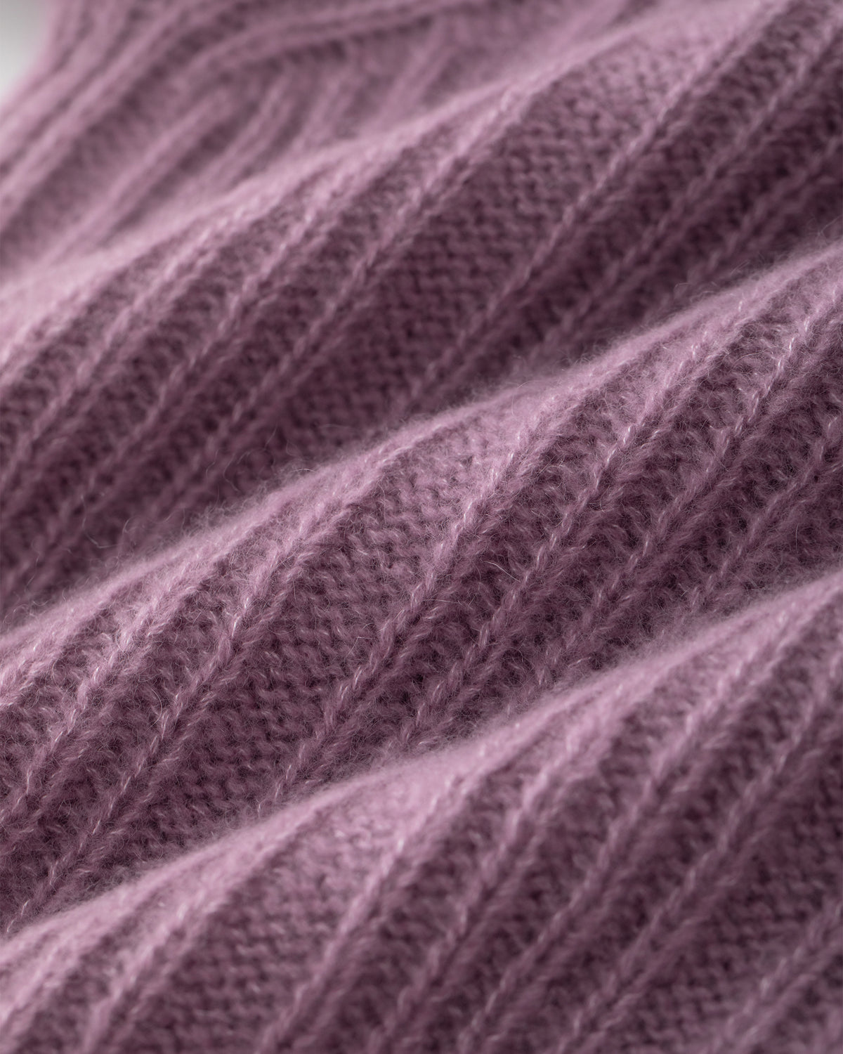 Damen Pullover aus 75% Kaschmir, 25% Seide in Lilac Mist – Pullover aus geripptem Strick mit Zopfmuster an den Ärmeln, Rundhalsausschnitt und langen, geraden Ärmeln.