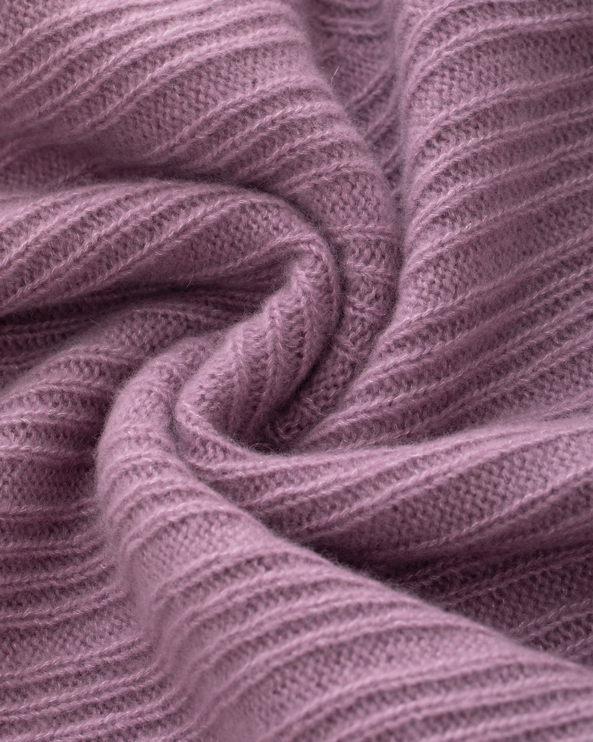 Damen Pullover aus 75% Kaschmir, 25% Seide in Lilac Mist – Pullover aus geripptem Strick mit Zopfmuster an den Ärmeln, Rundhalsausschnitt und langen, geraden Ärmeln.