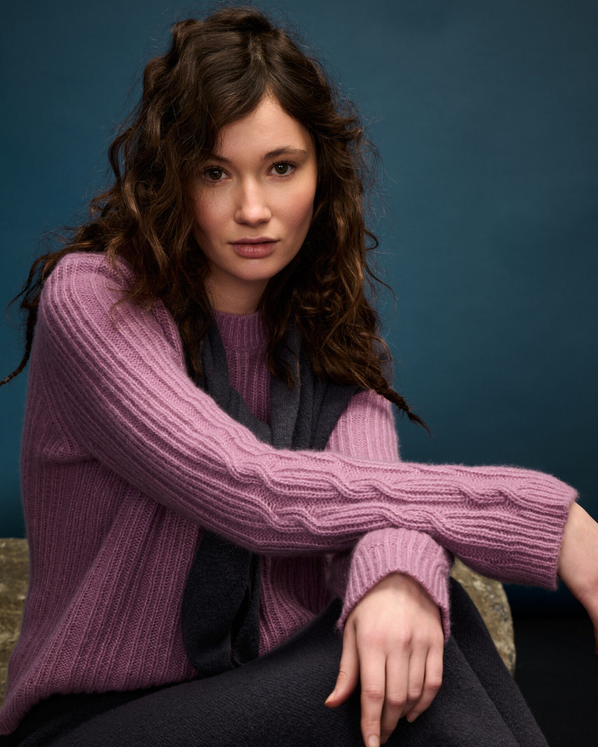 Damen Pullover aus 75% Kaschmir, 25% Seide in Lilac Mist – Pullover aus geripptem Strick mit Zopfmuster an den Ärmeln, Rundhalsausschnitt und langen, geraden Ärmeln.