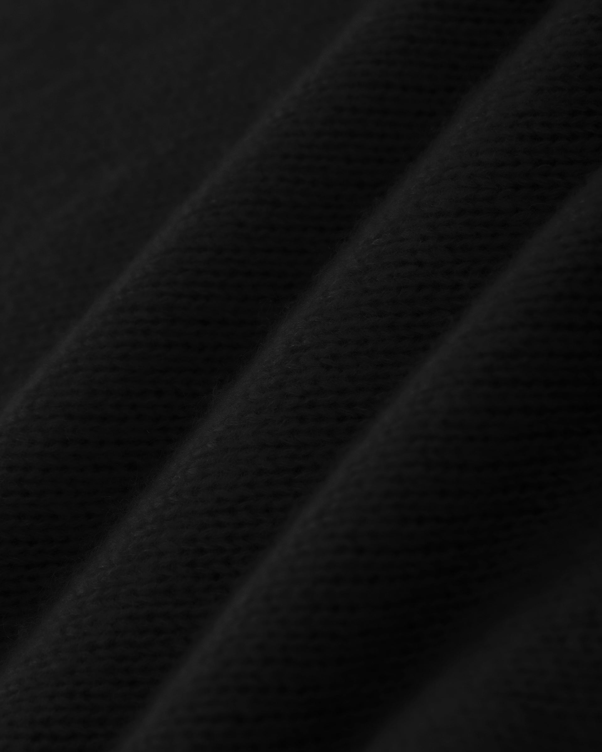 Damen Pullover in black (schwarz) aus Kaschmir-Seide – mittelschwerer Strick mit kurzer, breiter Passform, Rundhalsausschnitt und relaxten Ärmeln