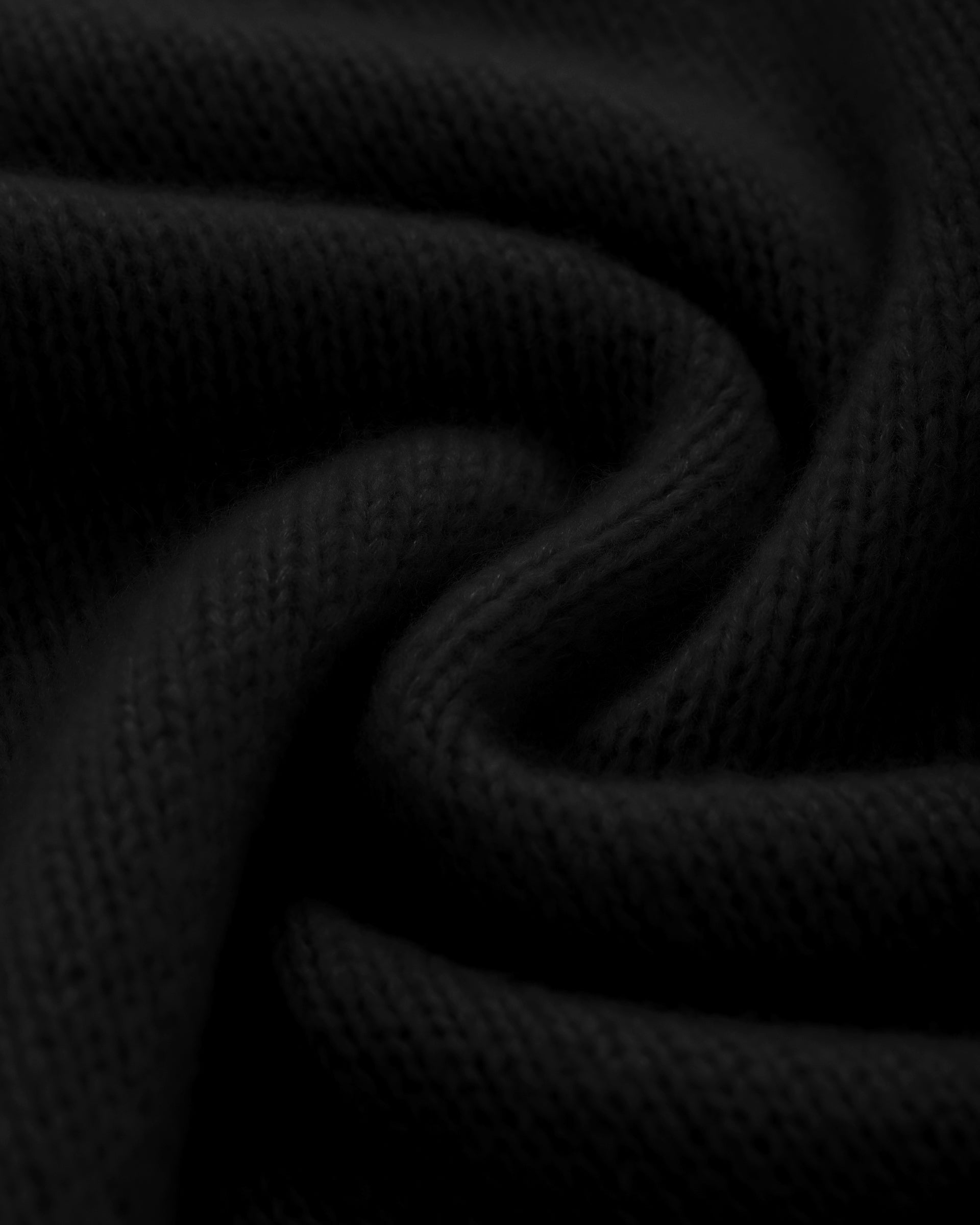 Damen Pullover in black (schwarz) aus Kaschmir-Seide – mittelschwerer Strick mit kurzer, breiter Passform, Rundhalsausschnitt und relaxten Ärmeln