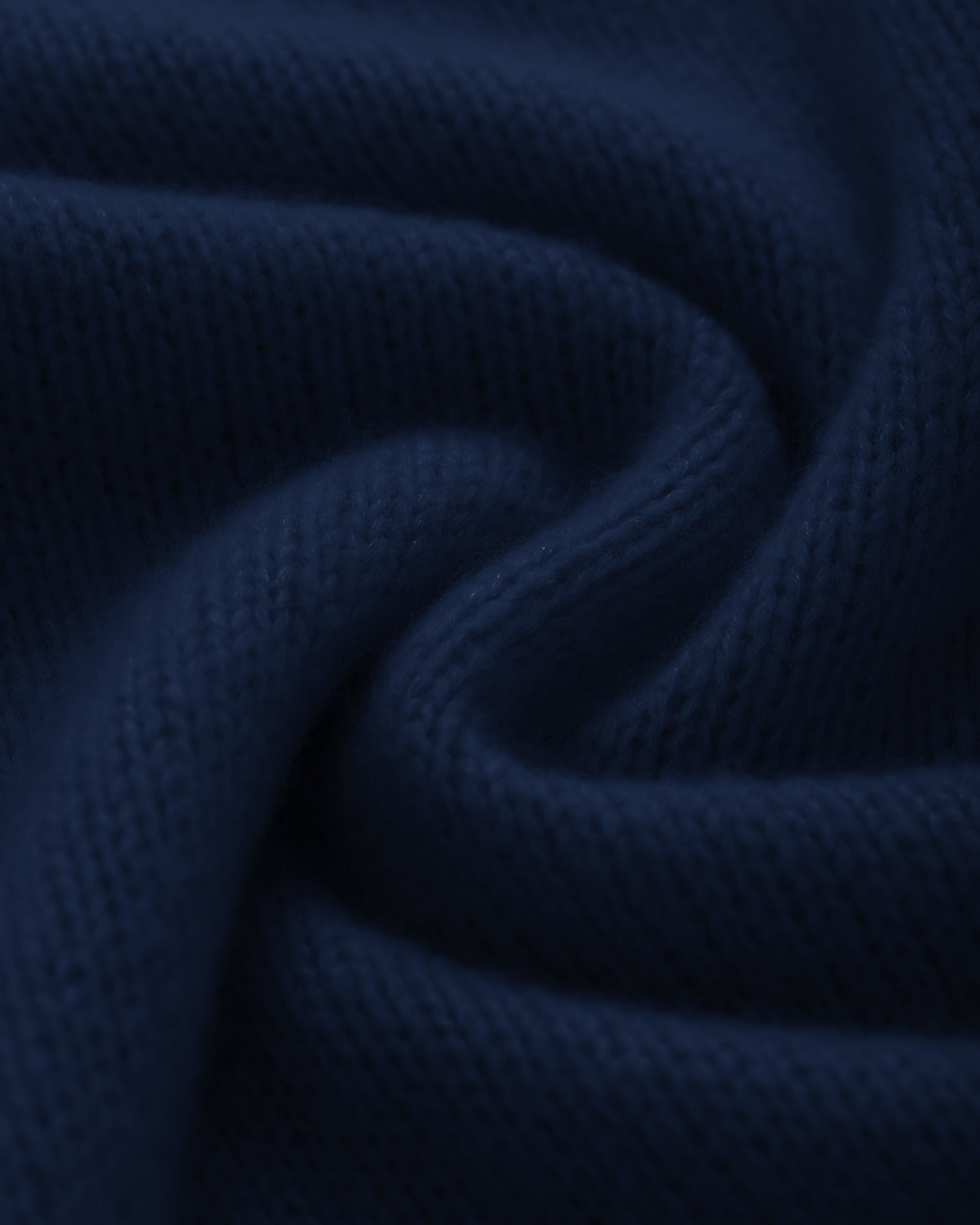 Damen Pullover in French Navy (dunkelblau) aus Kaschmir-Seide – mittelschwerer Strick mit kurzer, breiter Passform, Rundhalsausschnitt und relaxten Ärmeln