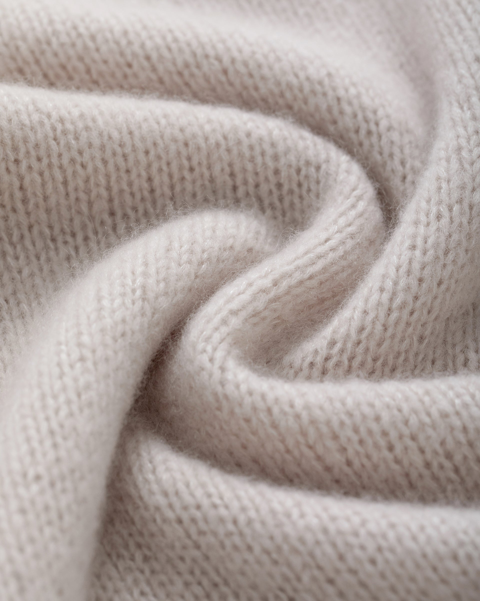 Damen Pullover in Misty Pink (hellrosa) aus Kaschmir-Seide – mittelschwerer Strick mit kurzer, breiter Passform, Rundhalsausschnitt und relaxten Ärmeln