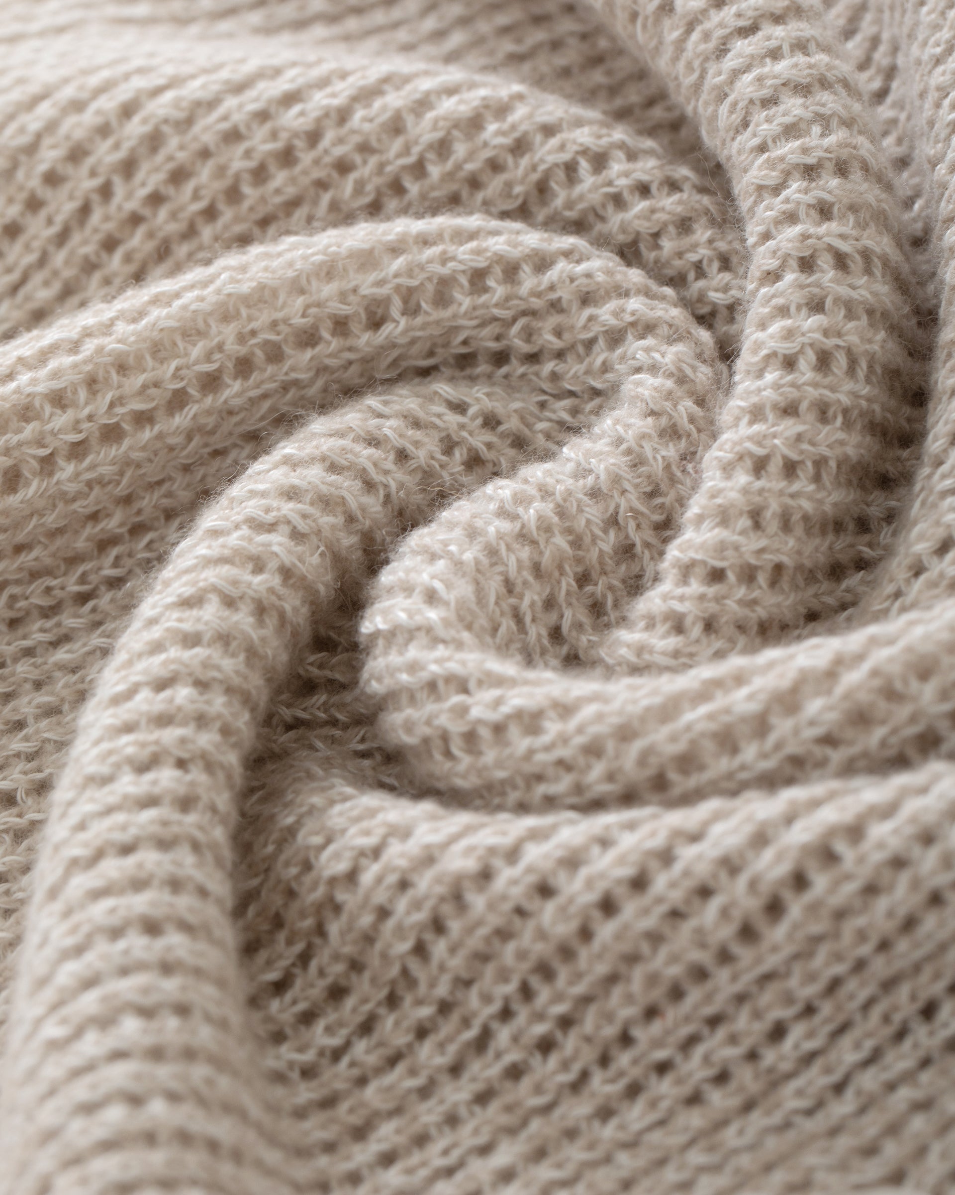 Damen Cardigan in barley (beige) aus Leinen-Kaschmir – mittelschwerer Strick mit transparentem Lochmuster, oversized Form, großer Ausschnitt mit Kunststoffknöpfen, überschnittene Schultern, lange relaxte Ärmel sowie Rippbündchen an Saum und Ärmeln