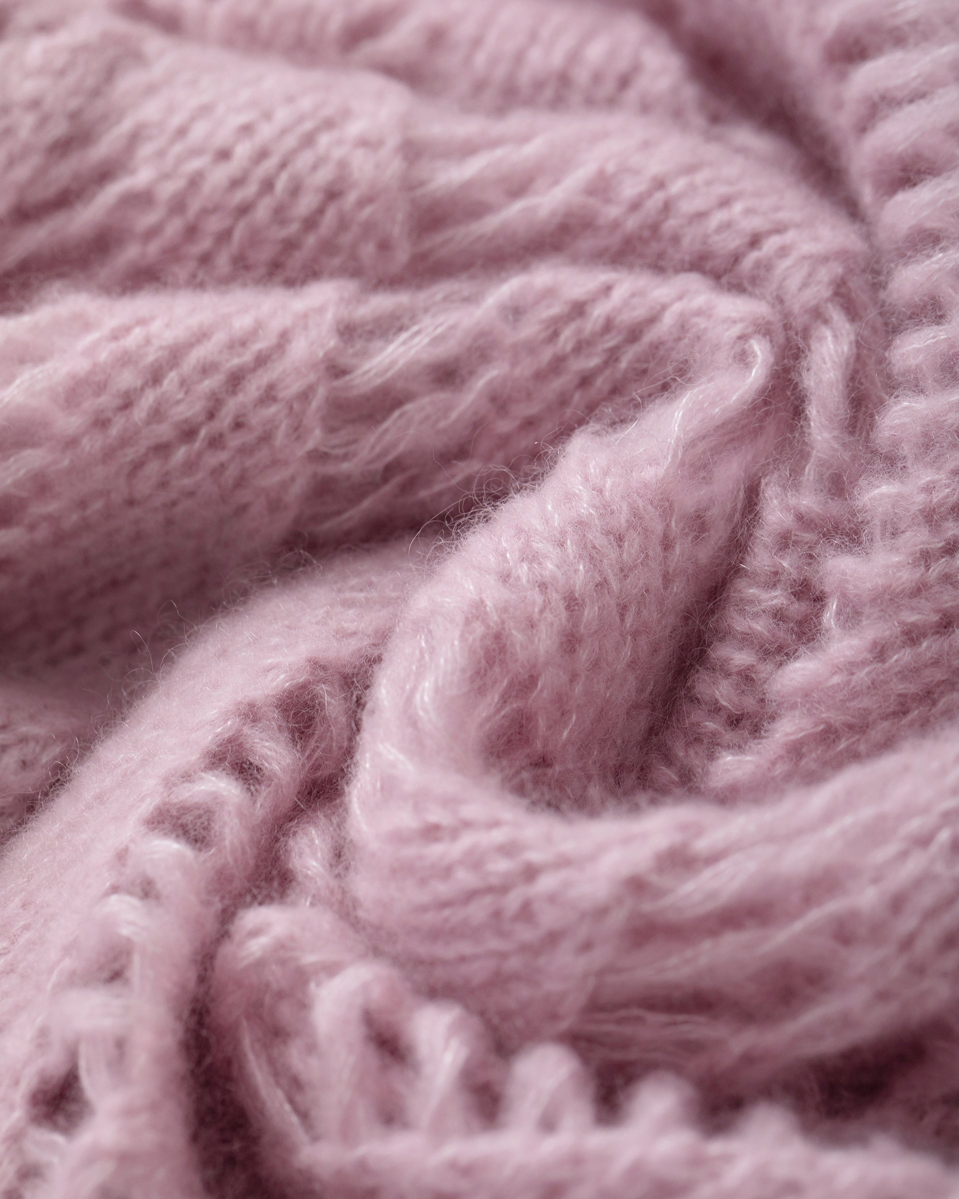 Damen Pullover aus 75 % Kaschmir und 25 % Seide in light raspberry (rosa) – Grafisches, durchsichtiges Lochstrickmuster mit 
Langen geraden Ärmeln. 