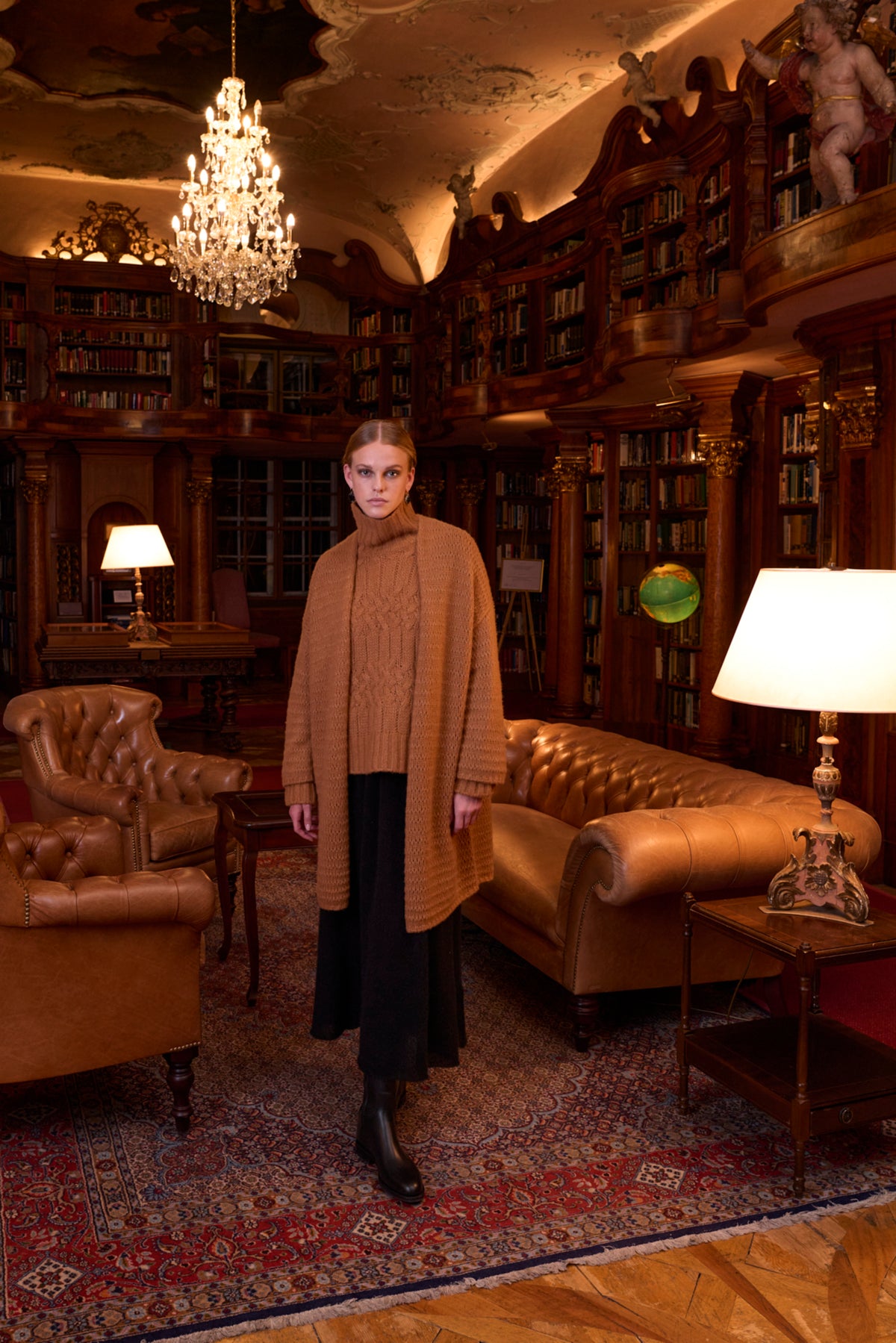 Damen Cardigan aus 75% Kaschmir, 25% Seide in Golden Tan – Locker fallender Cardigan in Oversized-Passform mit überschnittenen Schultern und langen, relaxten Ärmeln.