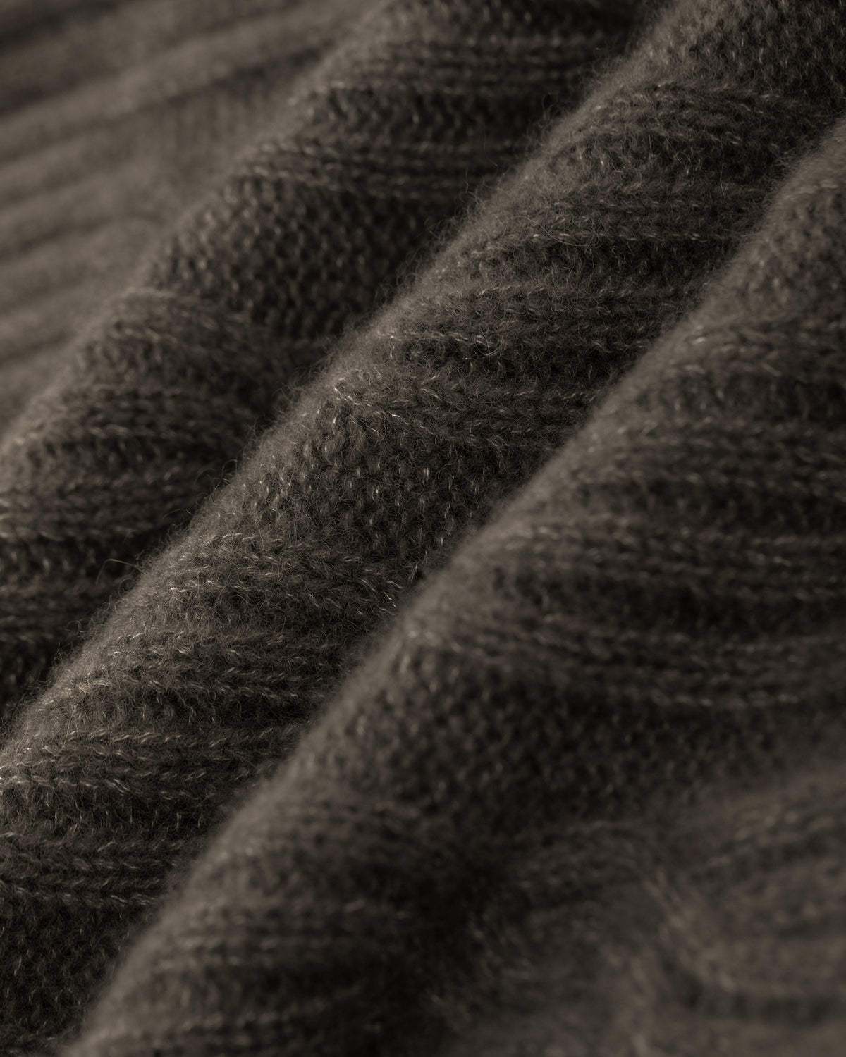 Damen Pullover aus 75 % Kaschmir und 25 % Seide in Black Forest – Pullover mit Zopfmuster in mittelschwerer Strickqualität und lockerer Passform, Rundhalsausschnitt mit hohem Stehkragen in Rippstruktur, überschnittener Schulterform sowie langen, relaxten Ärmeln. Ärmelbündchen und Saum sind in Rippstruktur gearbeitet und verleihen dem Modell einen markanten, zeitlosen Look.
