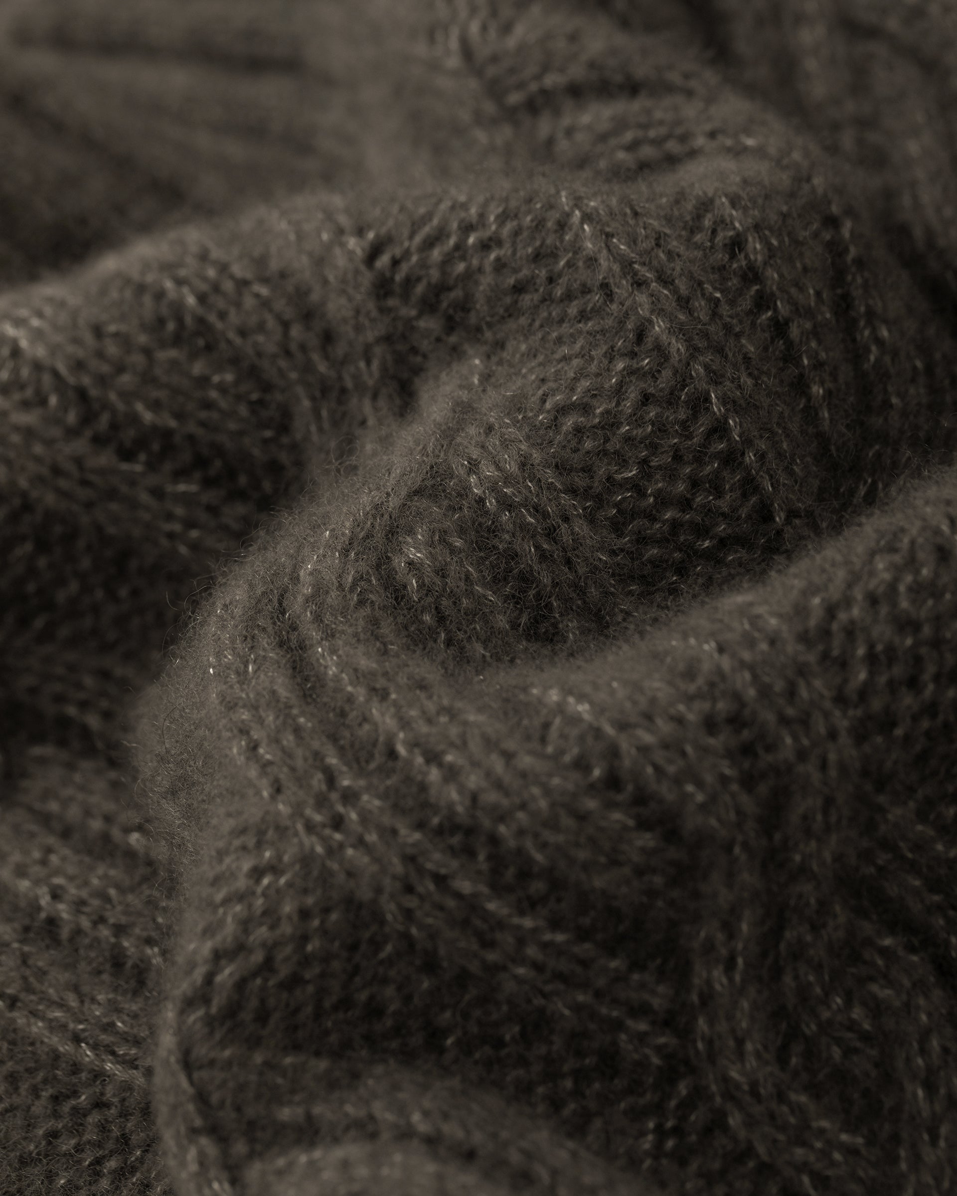 Damen Pullover aus 75 % Kaschmir und 25 % Seide in Black Forest – Pullover mit Zopfmuster in mittelschwerer Strickqualität und lockerer Passform, Rundhalsausschnitt mit hohem Stehkragen in Rippstruktur, überschnittener Schulterform sowie langen, relaxten Ärmeln. Ärmelbündchen und Saum sind in Rippstruktur gearbeitet und verleihen dem Modell einen markanten, zeitlosen Look.

