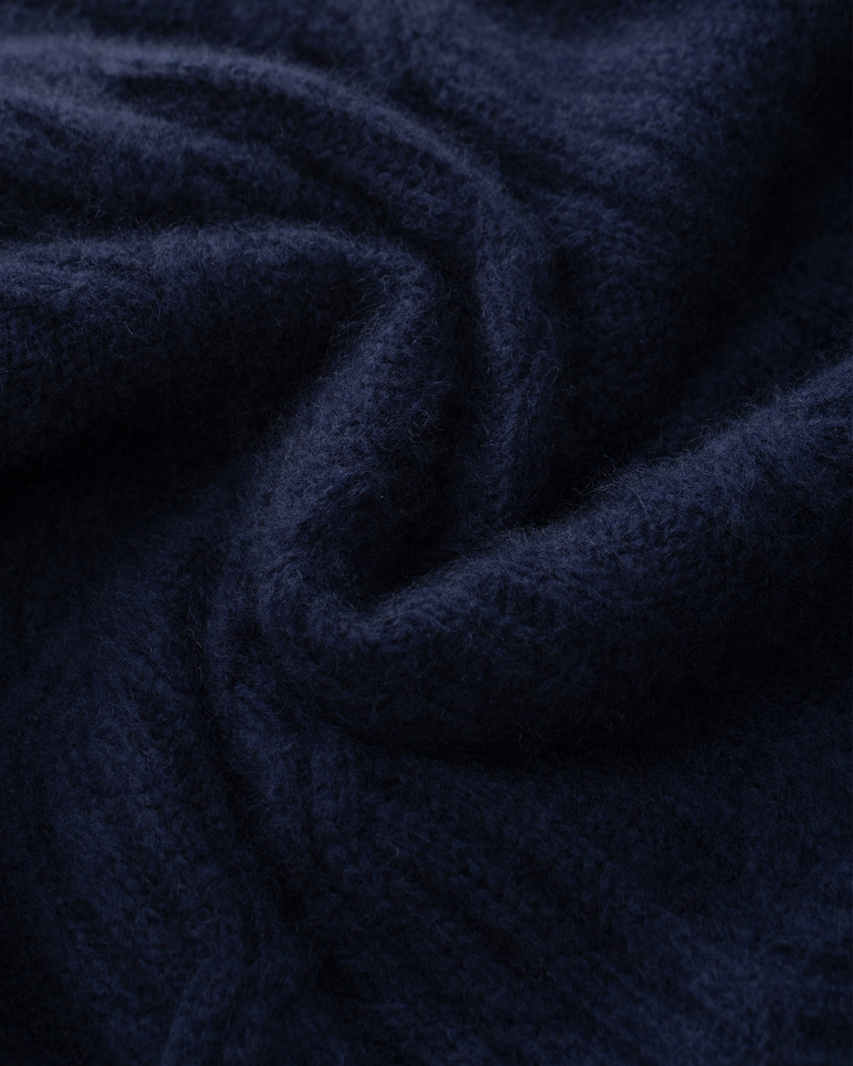 Damen Pullover aus 75 % Kaschmir und 25 % Seide in French Navy – Pullover mit Zopfmuster in mittelschwerer Strickqualität und lockerer Passform, Rundhalsausschnitt mit hohem Stehkragen in Rippstruktur, überschnittener Schulterform sowie langen, relaxten Ärmeln. Ärmelbündchen und Saum sind in Rippstruktur gearbeitet und verleihen dem Modell einen markanten, zeitlosen Look.