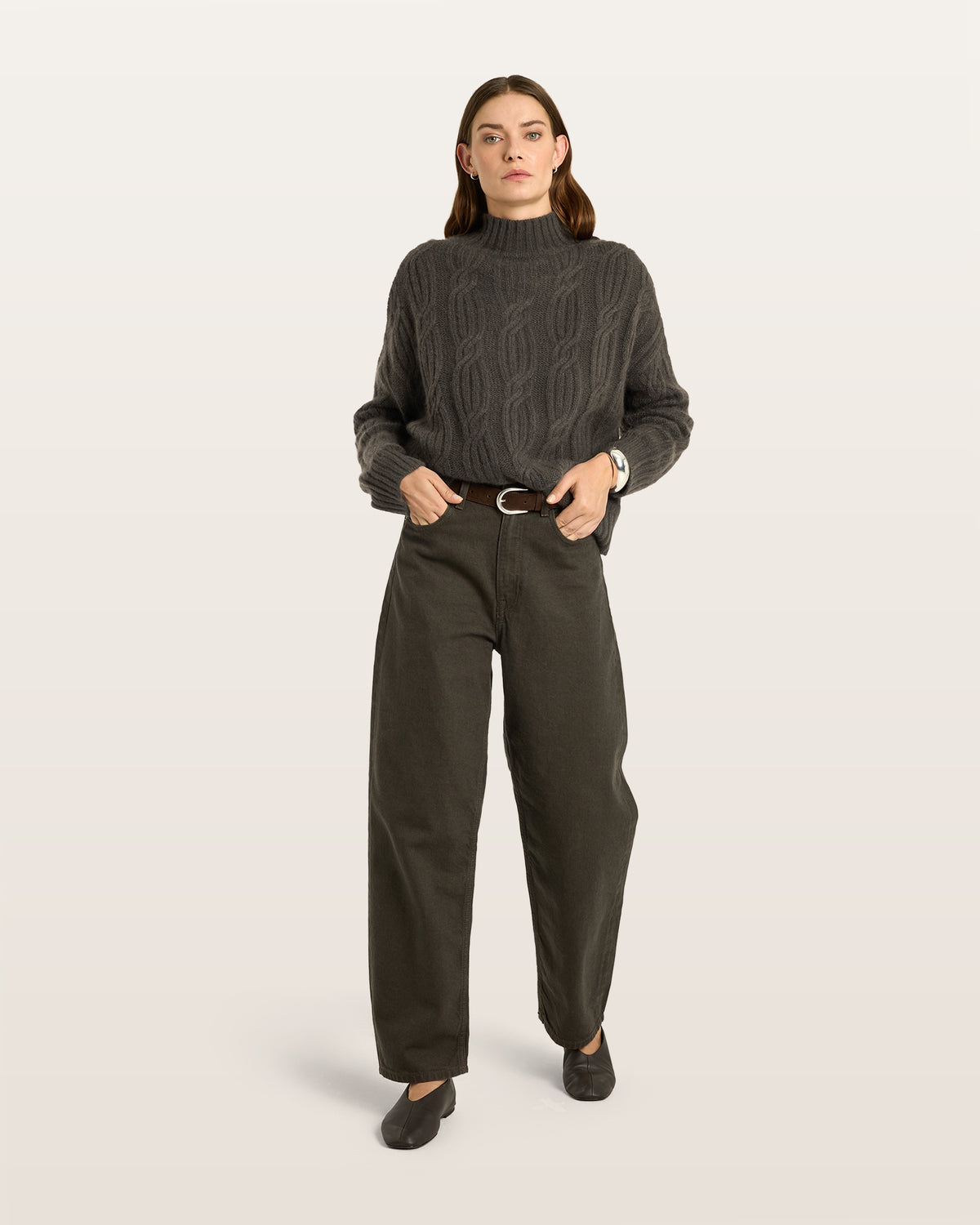 Damen Pullover aus 75 % Kaschmir und 25 % Seide in Black Forest – Pullover mit Zopfmuster in mittelschwerer Strickqualität und lockerer Passform, Rundhalsausschnitt mit hohem Stehkragen in Rippstruktur, überschnittener Schulterform sowie langen, relaxten Ärmeln. Ärmelbündchen und Saum sind in Rippstruktur gearbeitet und verleihen dem Modell einen markanten, zeitlosen Look.

