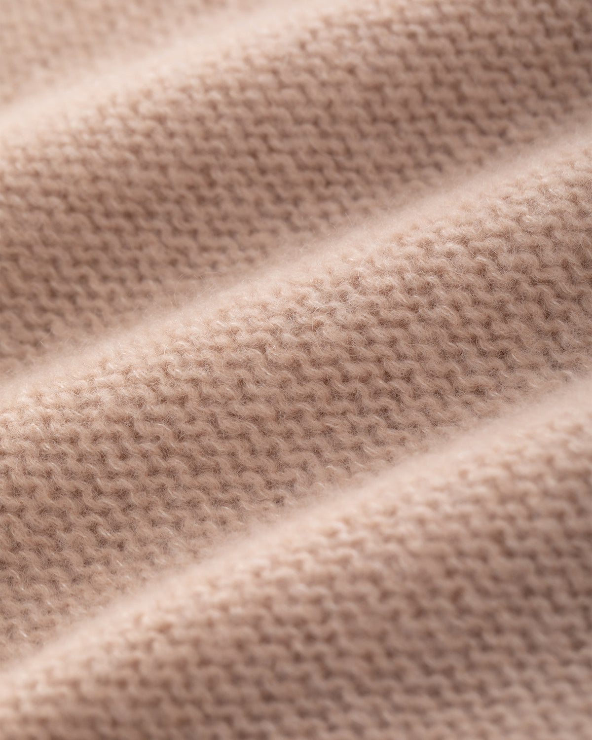 Damen Pullover aus 75% Kaschmir, 25% Seide in Rose Beige – Pullover mit Rundhalsausschnitt und breiter, strukturierter Strickblende, Zopfstrickmuster entlang der Ärmel und im Schulterbereich, glatt strukturiertem Rumpfbereich sowie breitem Saumabschluss und langen, geraden Ärmeln mit Bündchen in Rippstrick.