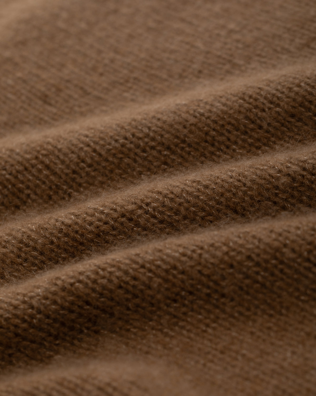 Damen Pullover aus 75% Kaschmir, 25% Seide in Vintage Cocoa – Pullover mit breitem, asymmetrisch überlappendem Kragen, seitlich versetztem Knopfverschluss am Ausschnitt, V-Ausschnitt unterhalb des Kragens, feiner, gleichmäßiger Strickstruktur mit glatter Oberfläche und langen Ärmeln mit geradem Abschluss.