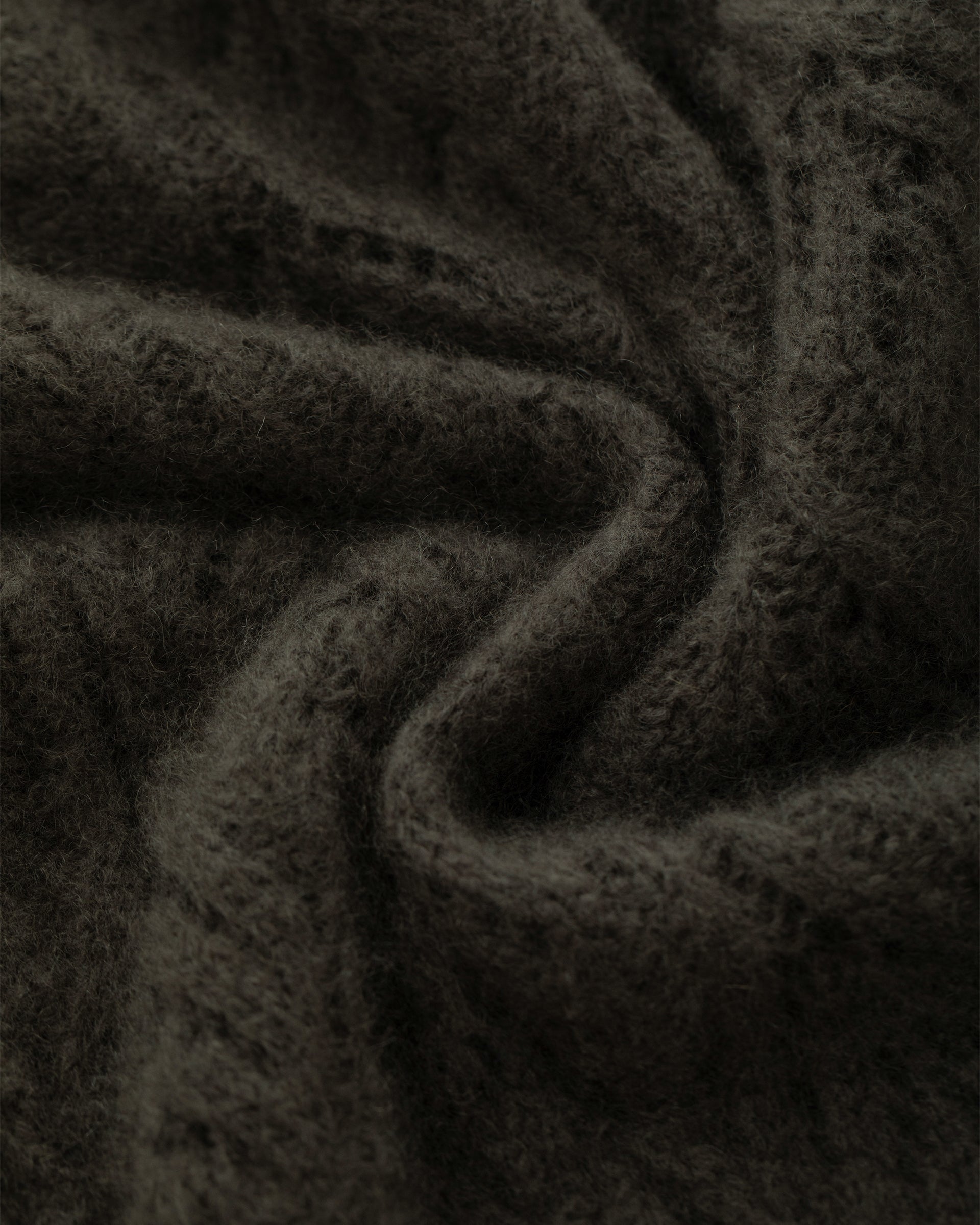 Damen Pullover aus 75 % Kaschmir und 25 % Seide in Black Forest – gestrickter Pullover mit Zopf- und Lochmuster in mittelschwerer, leicht transparenter Qualität mit lockerer Passform, Rundhalsausschnitt mit Kragen in Rippstruktur, klassischer, leicht überschnittener Schulterform sowie langen, schmalen Ärmeln. Ärmelbündchen und Saum sind in Rippstruktur gearbeitet und runden das feminine Design ab.
