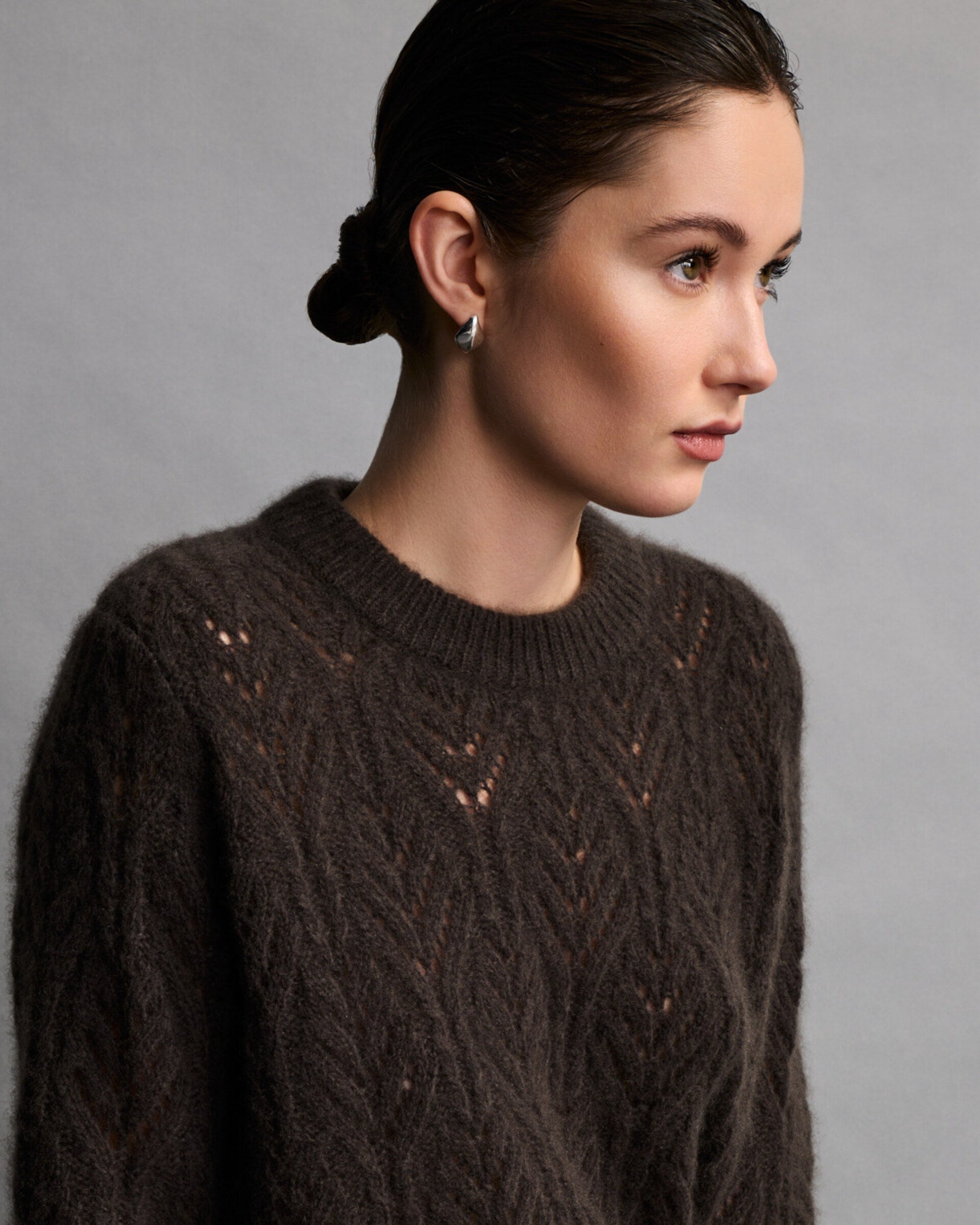 Damen Pullover aus 75 % Kaschmir und 25 % Seide in Black Forest – gestrickter Pullover mit Zopf- und Lochmuster in mittelschwerer, leicht transparenter Qualität mit lockerer Passform, Rundhalsausschnitt mit Kragen in Rippstruktur, klassischer, leicht überschnittener Schulterform sowie langen, schmalen Ärmeln. Ärmelbündchen und Saum sind in Rippstruktur gearbeitet und runden das feminine Design ab.
