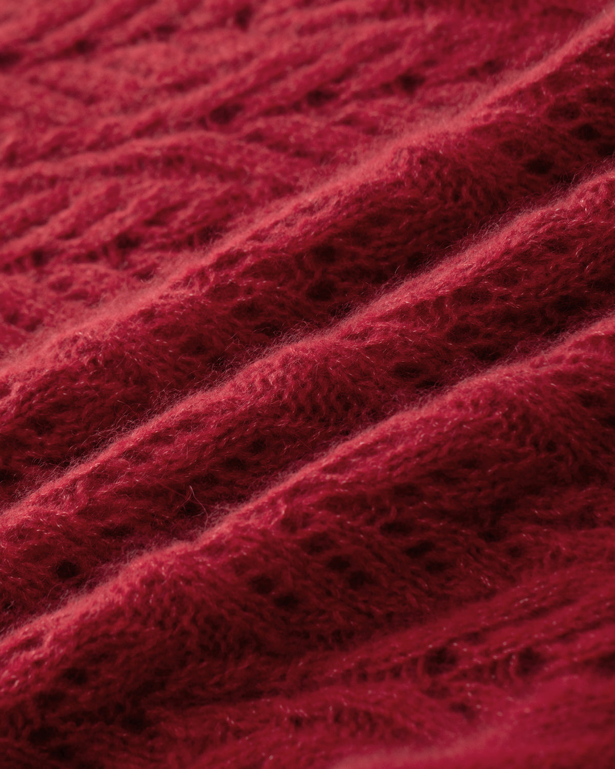 Damen Pullover aus 75 % Kaschmir und 25 % Seide in Royal Garnet – gestrickter Pullover mit Zopf- und Lochmuster in mittelschwerer, leicht transparenter Qualität mit lockerer Passform, Rundhalsausschnitt mit Kragen in Rippstruktur, klassischer, leicht überschnittener Schulterform sowie langen, schmalen Ärmeln. Ärmelbündchen und Saum sind in Rippstruktur gearbeitet und runden das feminine Design ab.
