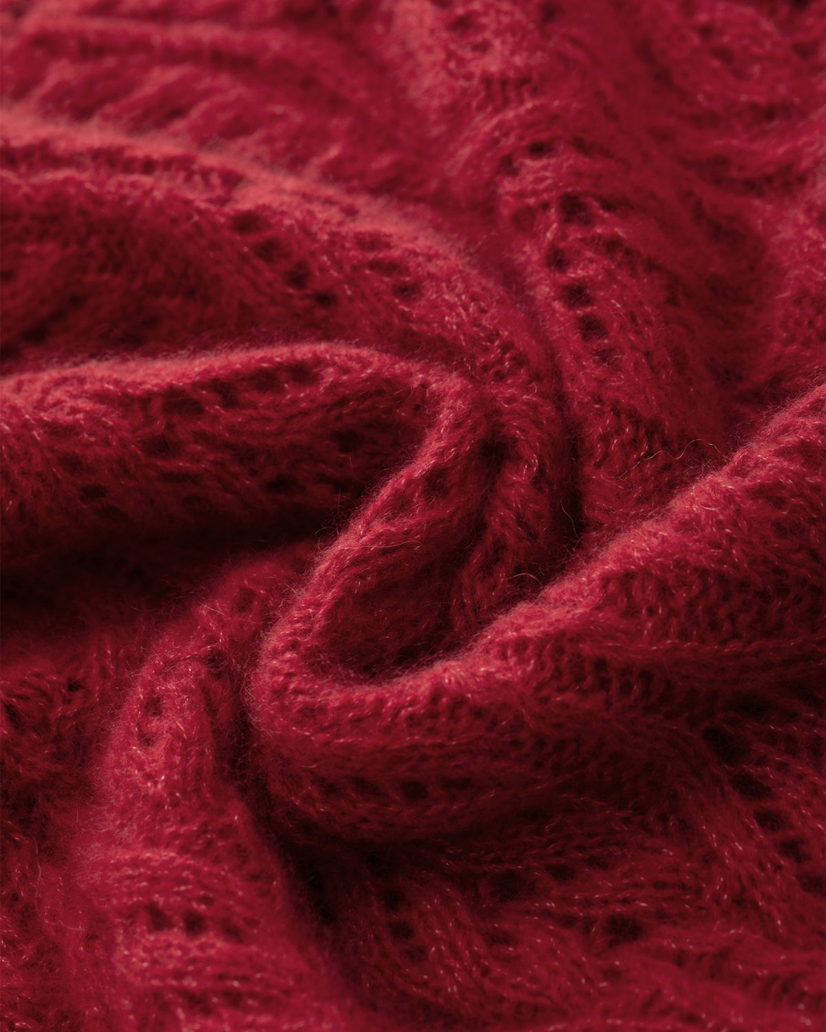Damen Pullover aus 75 % Kaschmir und 25 % Seide in Royal Garnet – gestrickter Pullover mit Zopf- und Lochmuster in mittelschwerer, leicht transparenter Qualität mit lockerer Passform, Rundhalsausschnitt mit Kragen in Rippstruktur, klassischer, leicht überschnittener Schulterform sowie langen, schmalen Ärmeln. Ärmelbündchen und Saum sind in Rippstruktur gearbeitet und runden das feminine Design ab.
