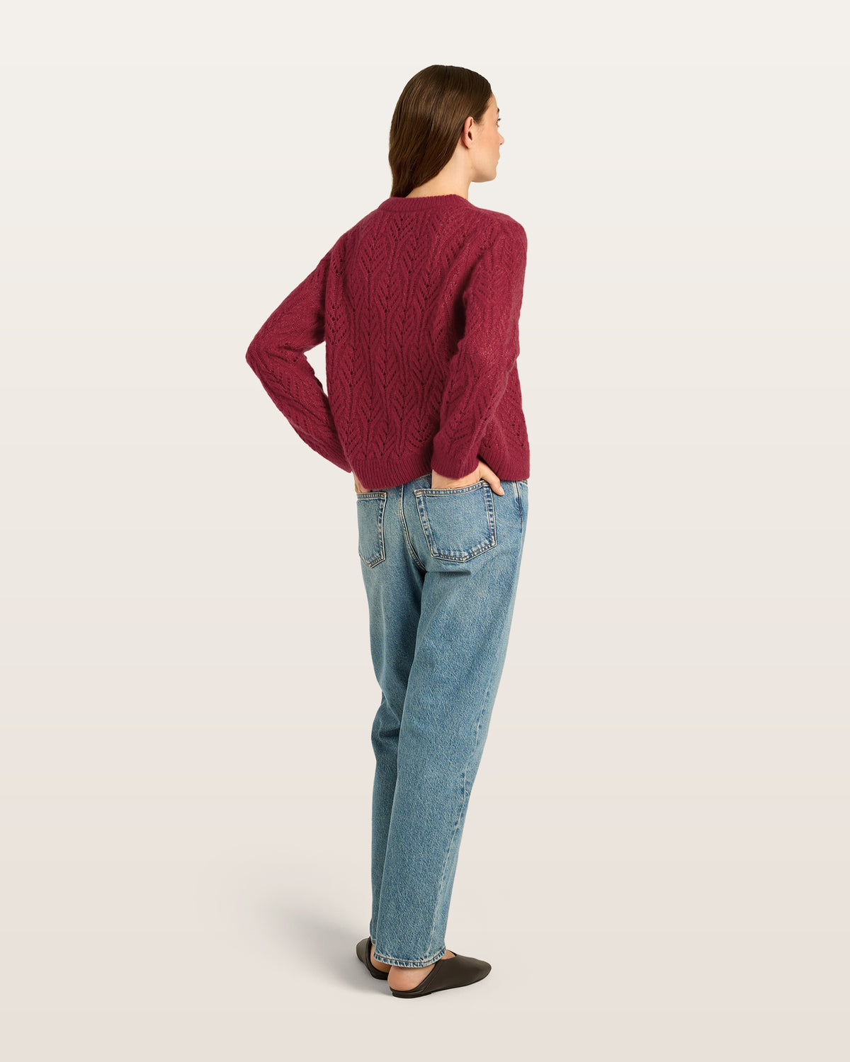 Damen Pullover aus 75 % Kaschmir und 25 % Seide in Royal Garnet – gestrickter Pullover mit Zopf- und Lochmuster in mittelschwerer, leicht transparenter Qualität mit lockerer Passform, Rundhalsausschnitt mit Kragen in Rippstruktur, klassischer, leicht überschnittener Schulterform sowie langen, schmalen Ärmeln. Ärmelbündchen und Saum sind in Rippstruktur gearbeitet und runden das feminine Design ab.
