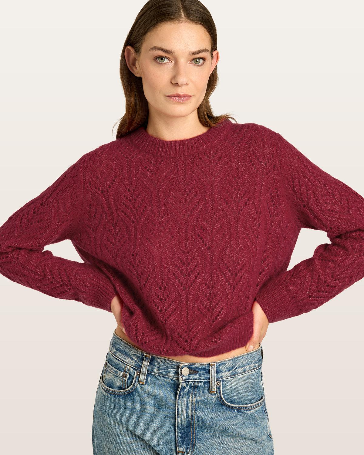 Damen Pullover aus 75 % Kaschmir und 25 % Seide in Royal Garnet – gestrickter Pullover mit Zopf- und Lochmuster in mittelschwerer, leicht transparenter Qualität mit lockerer Passform, Rundhalsausschnitt mit Kragen in Rippstruktur, klassischer, leicht überschnittener Schulterform sowie langen, schmalen Ärmeln. Ärmelbündchen und Saum sind in Rippstruktur gearbeitet und runden das feminine Design ab.
