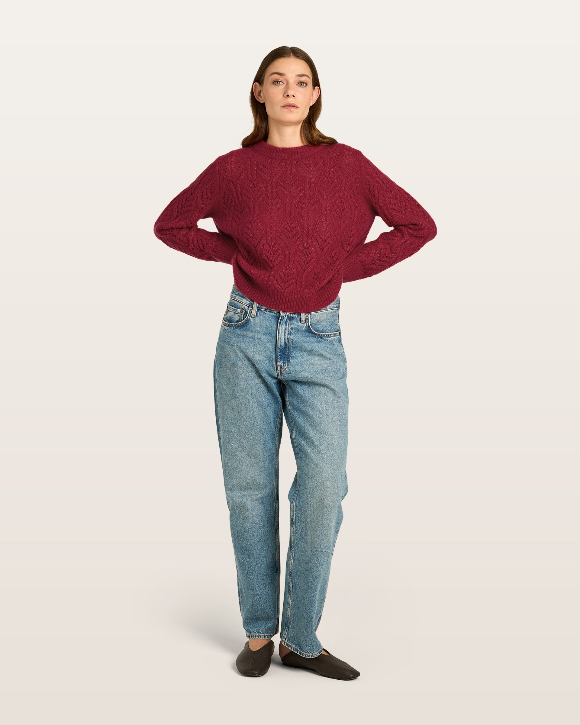 Damen Pullover aus 75 % Kaschmir und 25 % Seide in Royal Garnet – gestrickter Pullover mit Zopf- und Lochmuster in mittelschwerer, leicht transparenter Qualität mit lockerer Passform, Rundhalsausschnitt mit Kragen in Rippstruktur, klassischer, leicht überschnittener Schulterform sowie langen, schmalen Ärmeln. Ärmelbündchen und Saum sind in Rippstruktur gearbeitet und runden das feminine Design ab.

